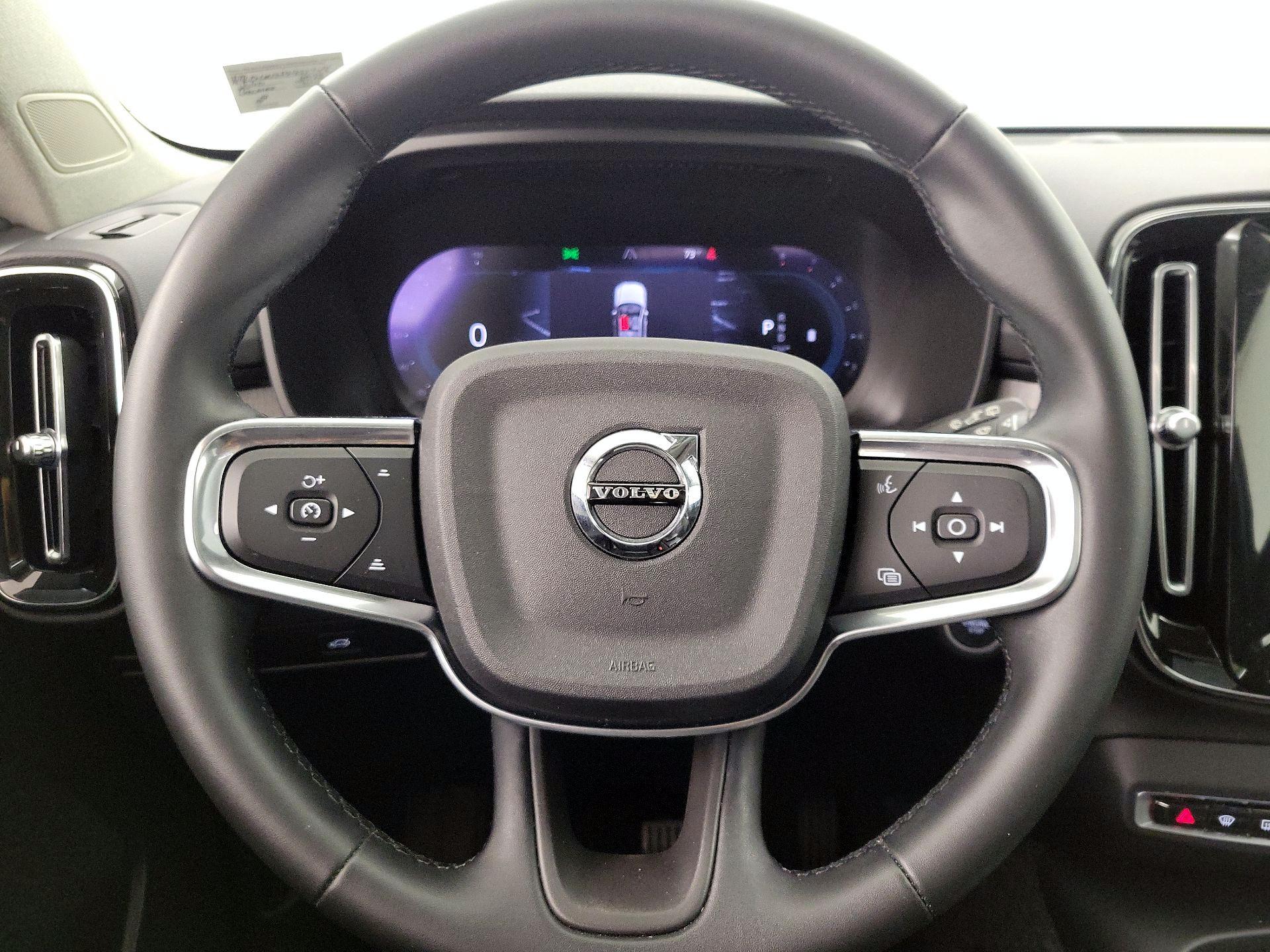 Thumbnail: 2023 Volvo XC40 - 10