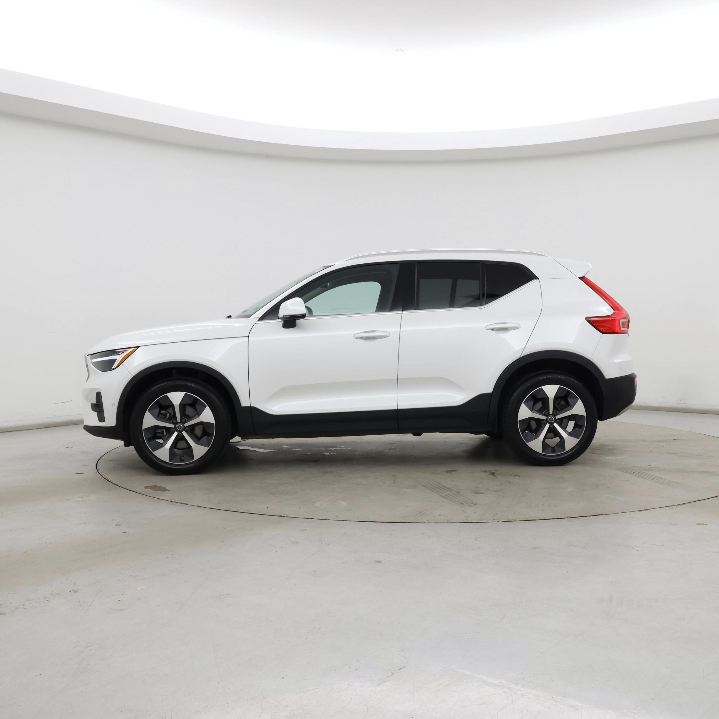 Thumbnail: 2023 Volvo XC40 - 3