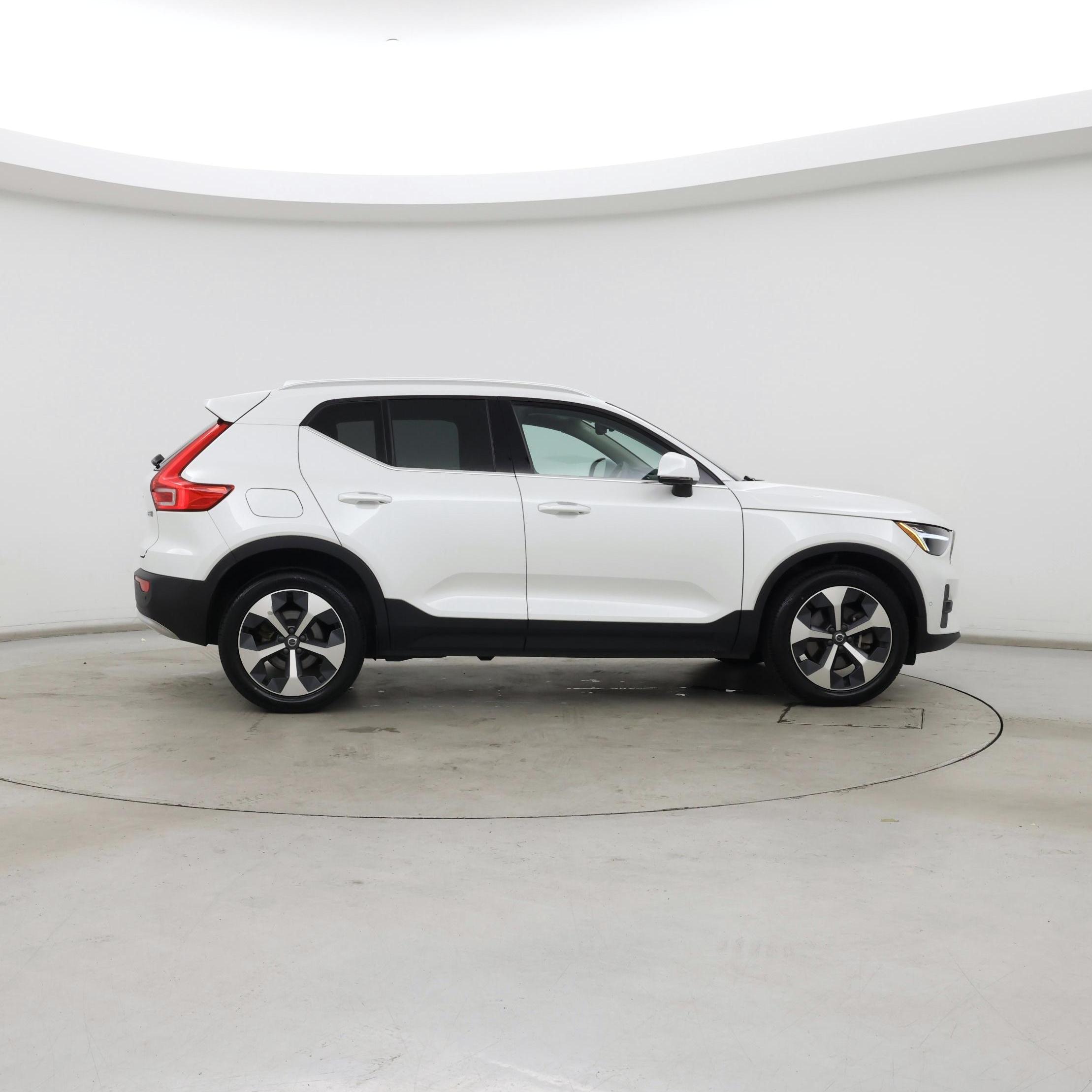 Thumbnail: 2023 Volvo XC40 - 7