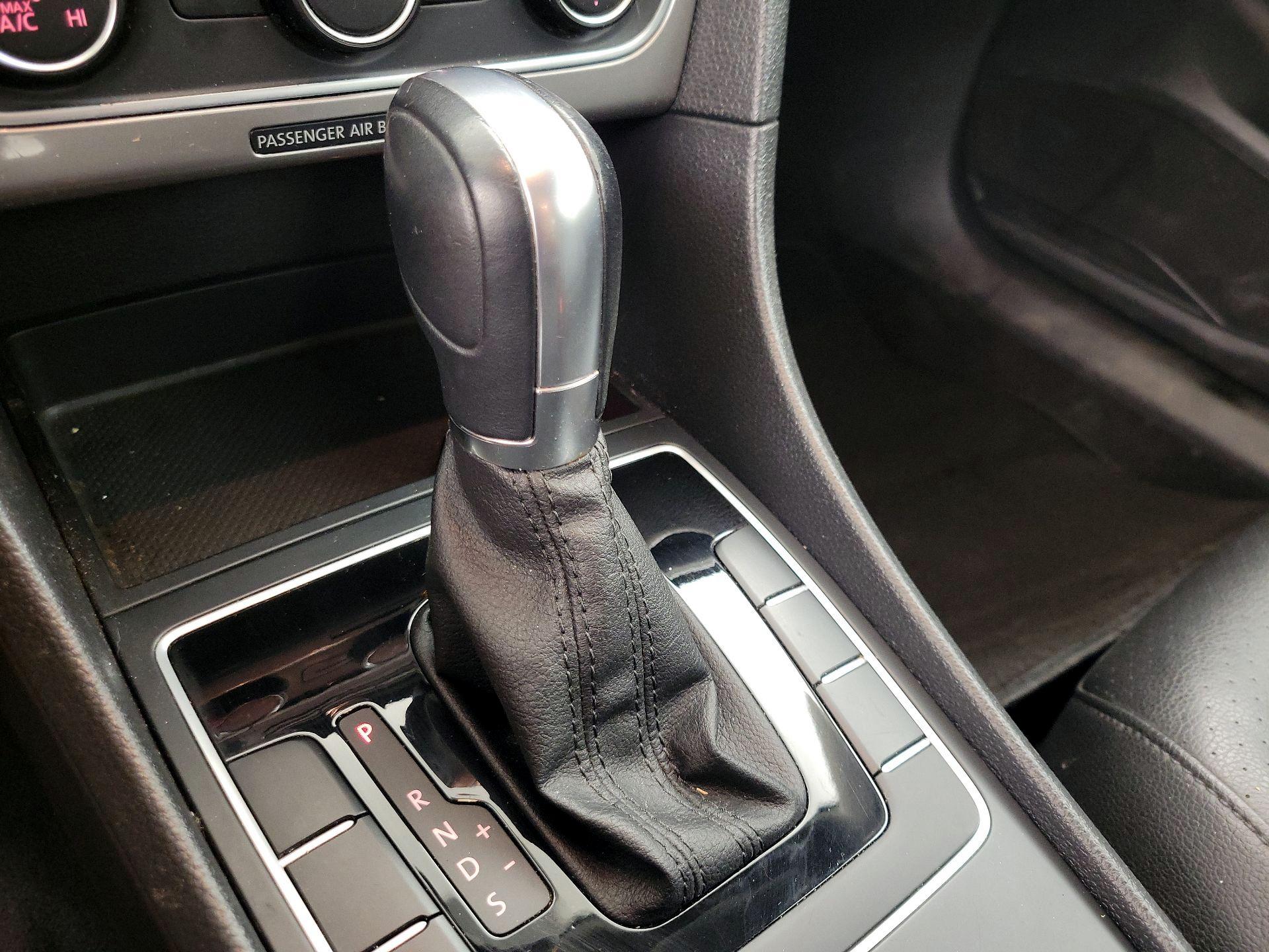 Thumbnail: 2015 Volkswagen Passat - 16