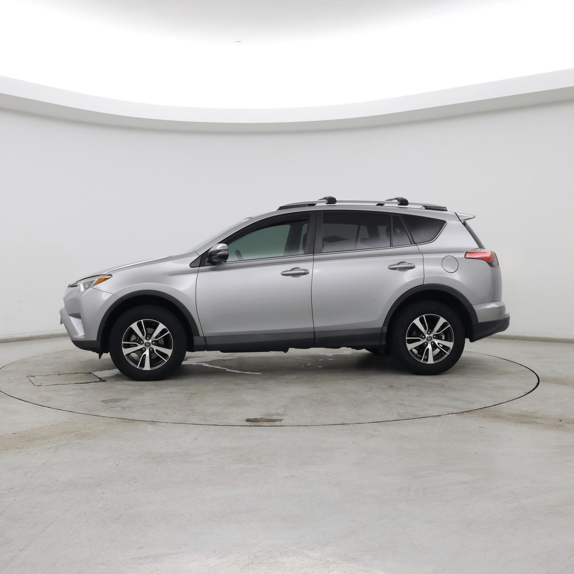 Thumbnail: 2018 Toyota RAV4 - 3