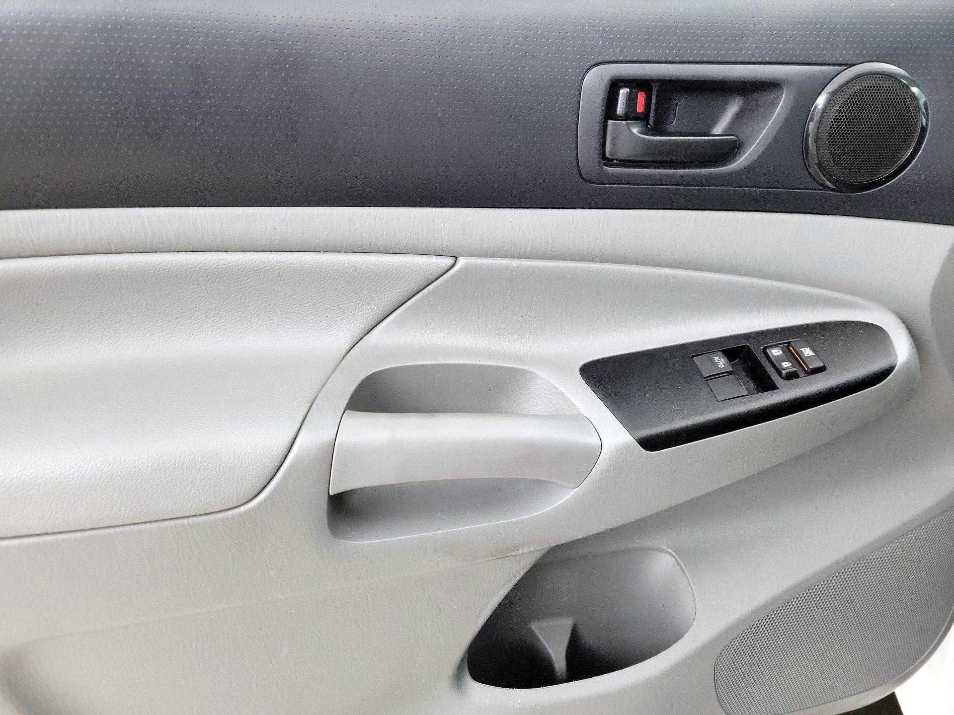 Thumbnail: 2015 Toyota Tacoma - 12