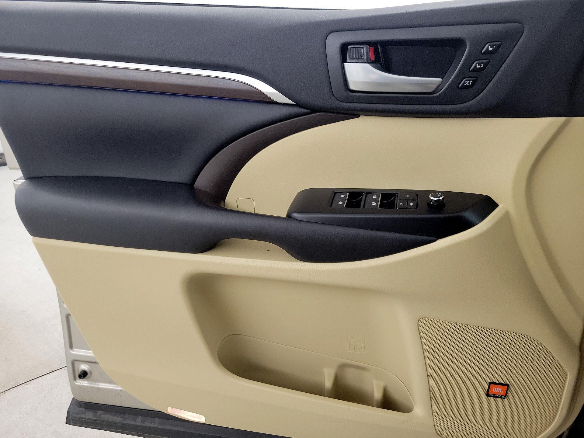 Thumbnail: 2016 Toyota Highlander - 12