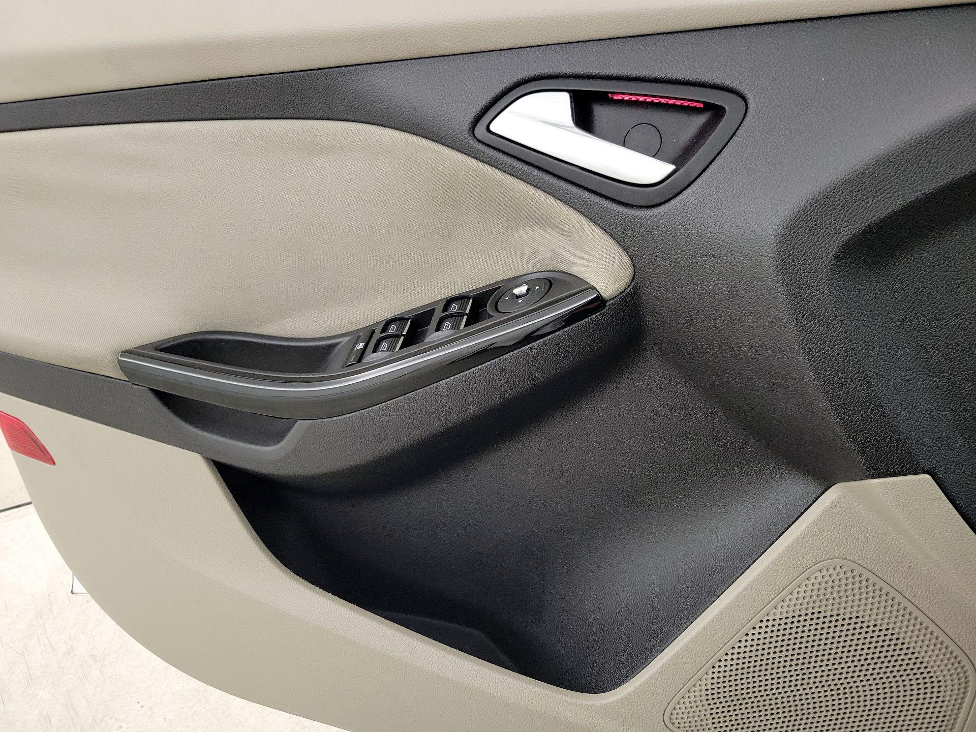 Thumbnail: 2014 Ford Focus - 12