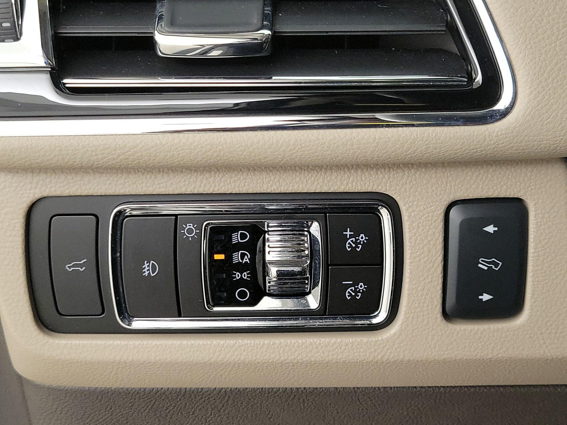 Thumbnail: 2023 Lincoln Navigator L - 13