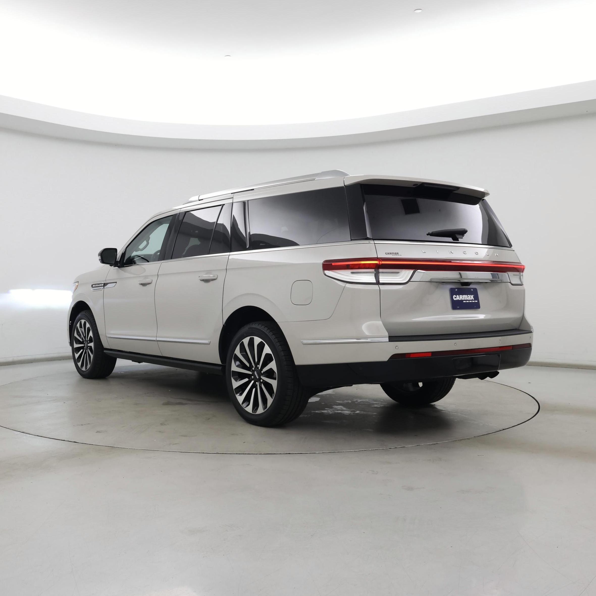 Thumbnail: 2023 Lincoln Navigator L - 2