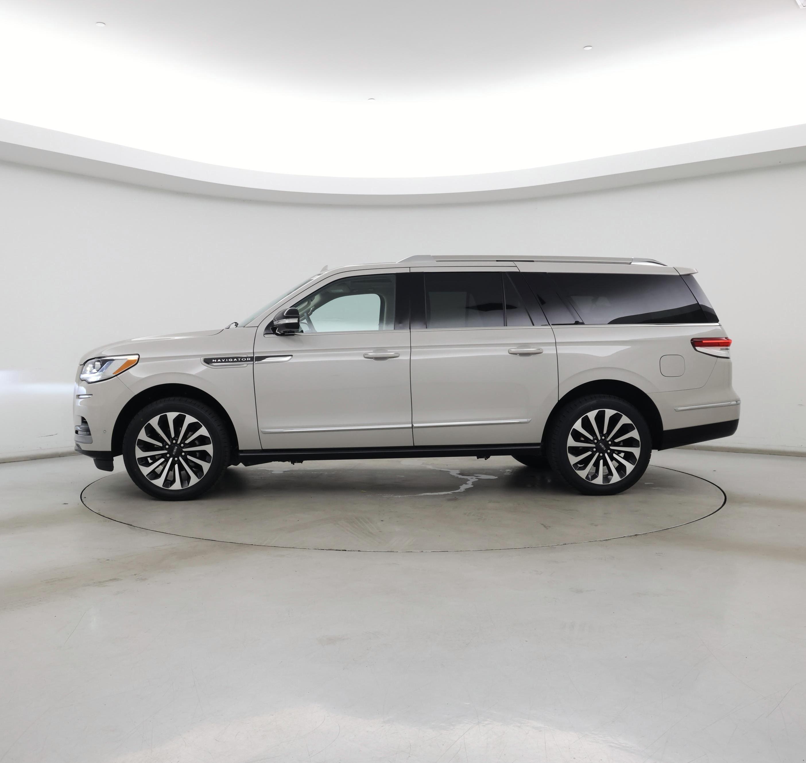 Thumbnail: 2023 Lincoln Navigator L - 3