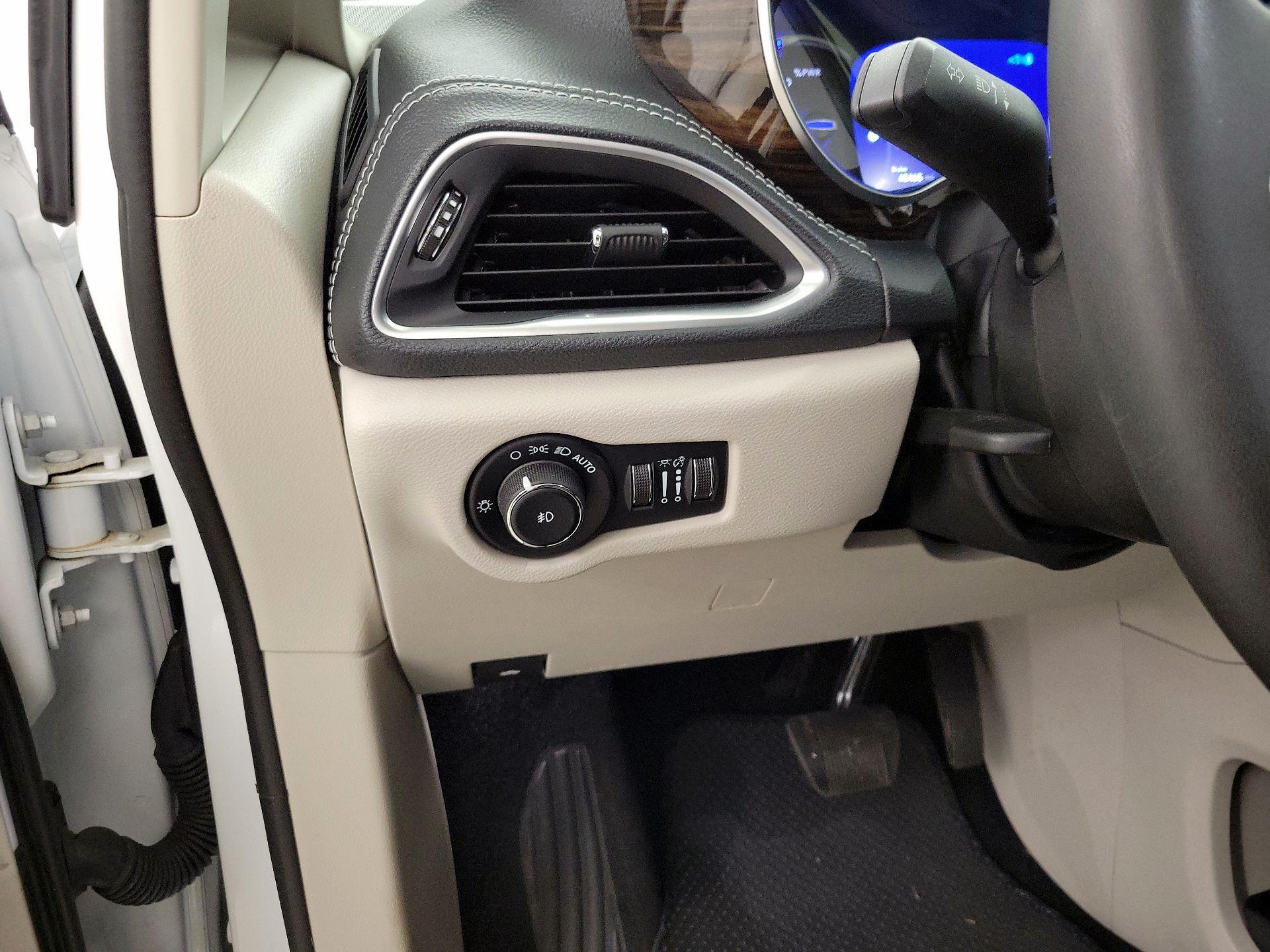 Thumbnail: 2022 Chrysler Pacifica - 13