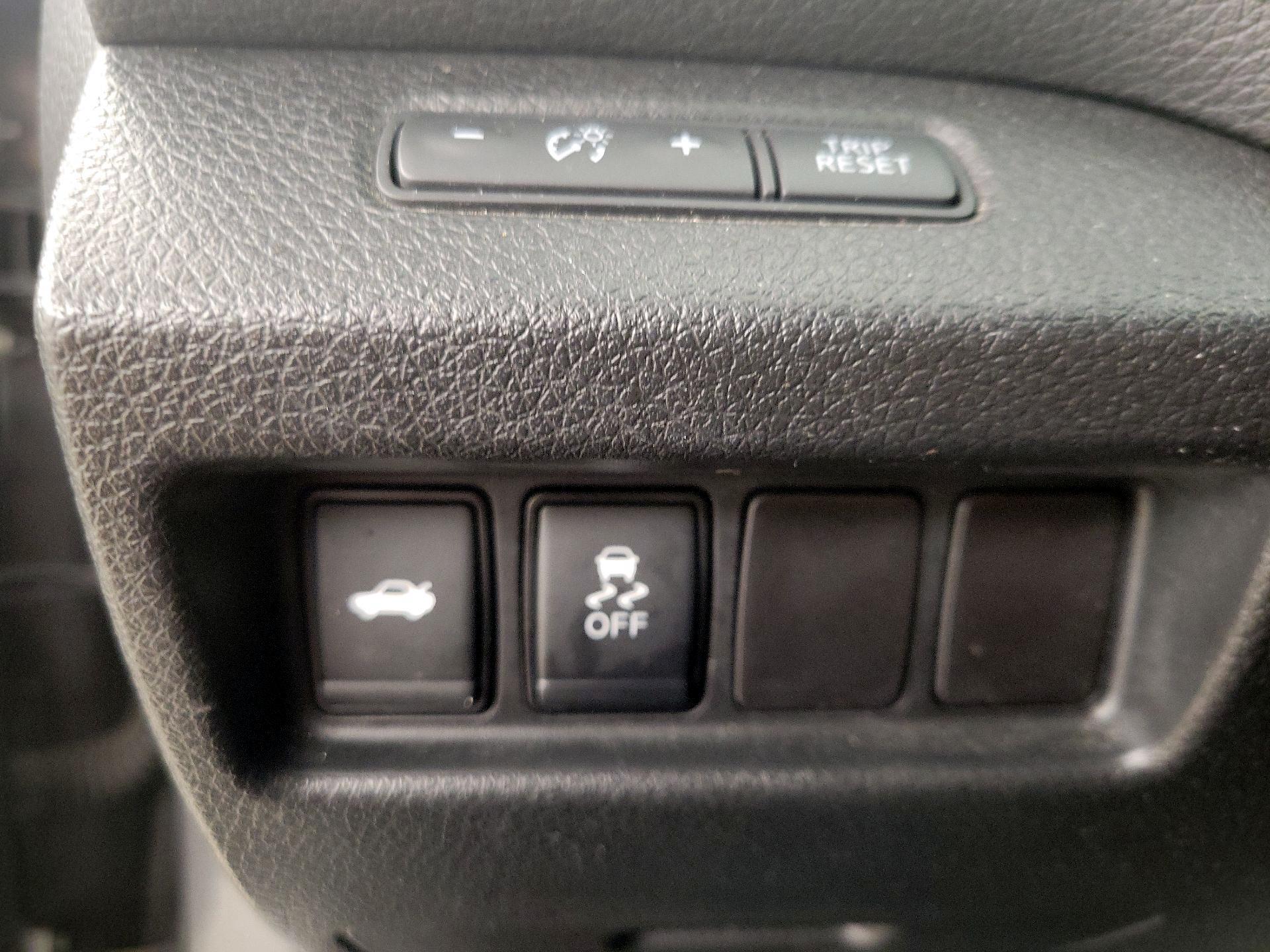 Thumbnail: 2016 Nissan Altima - 13