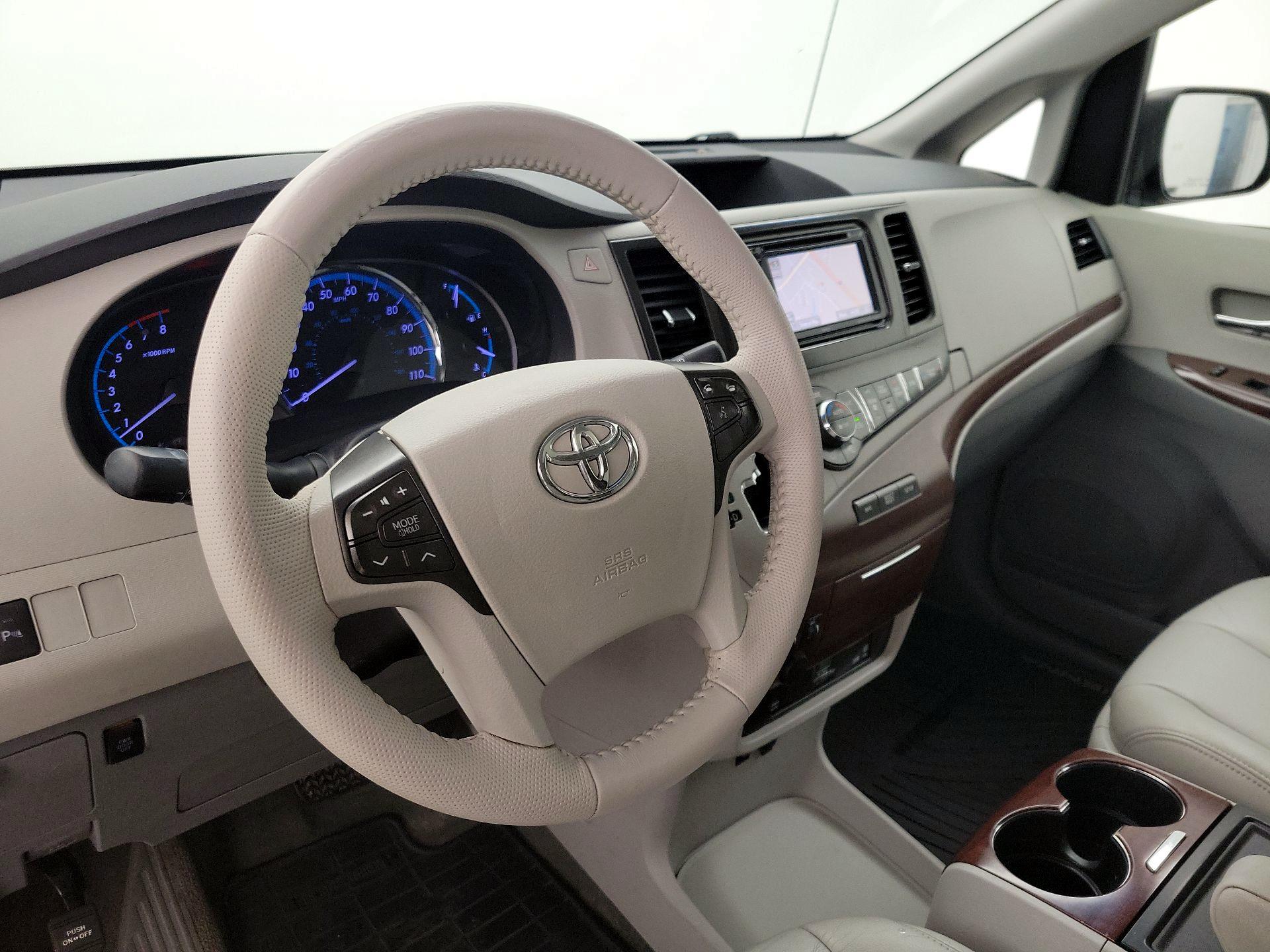 Thumbnail: 2014 Toyota Sienna - 9