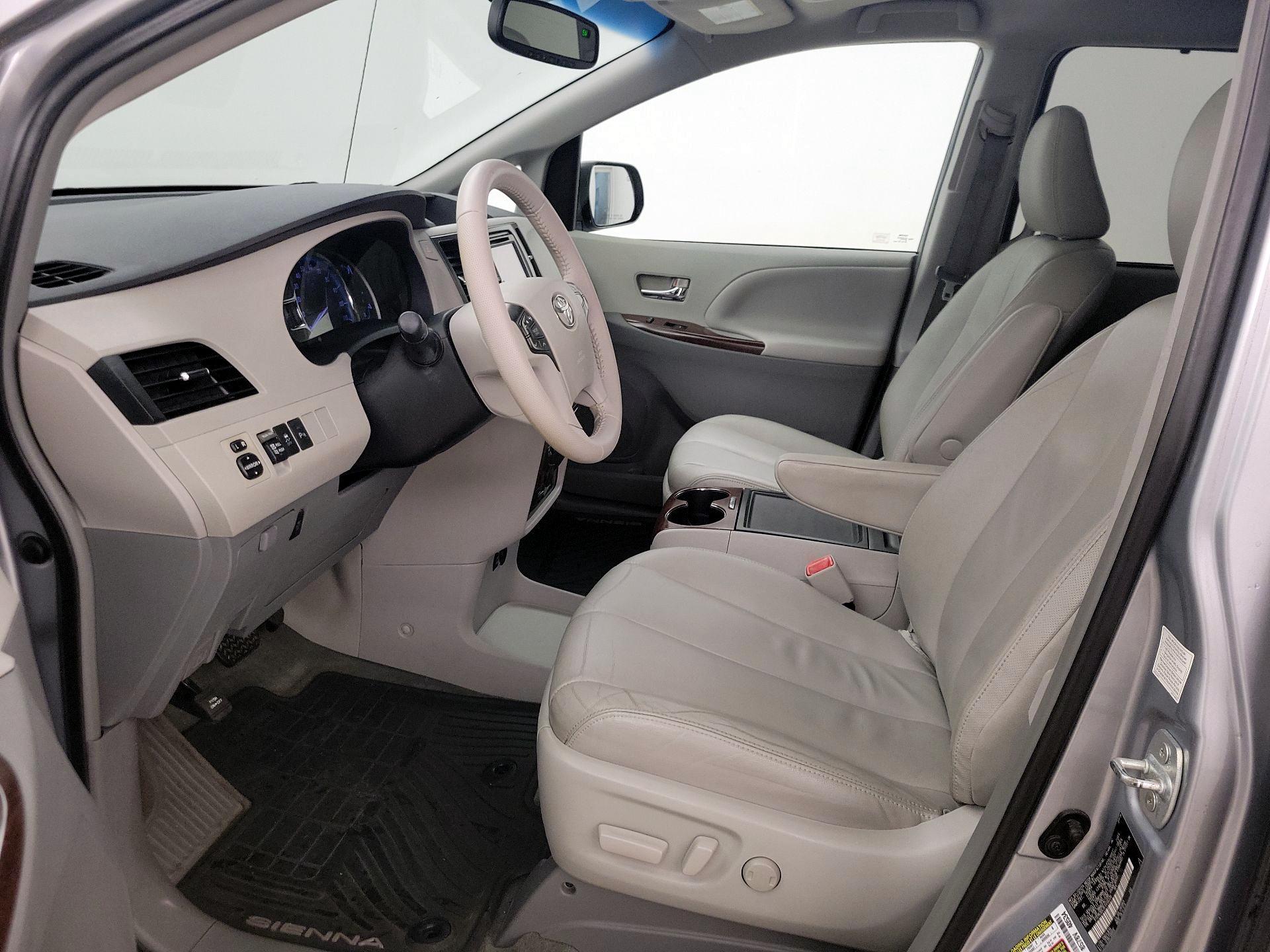 Thumbnail: 2014 Toyota Sienna - 11