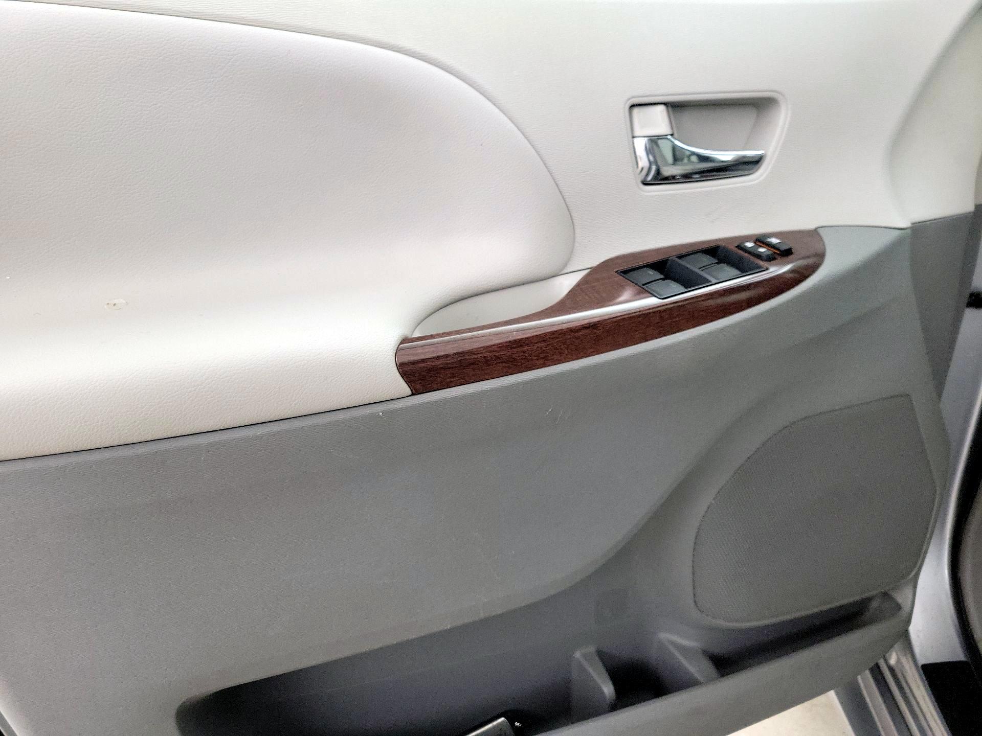Thumbnail: 2014 Toyota Sienna - 12