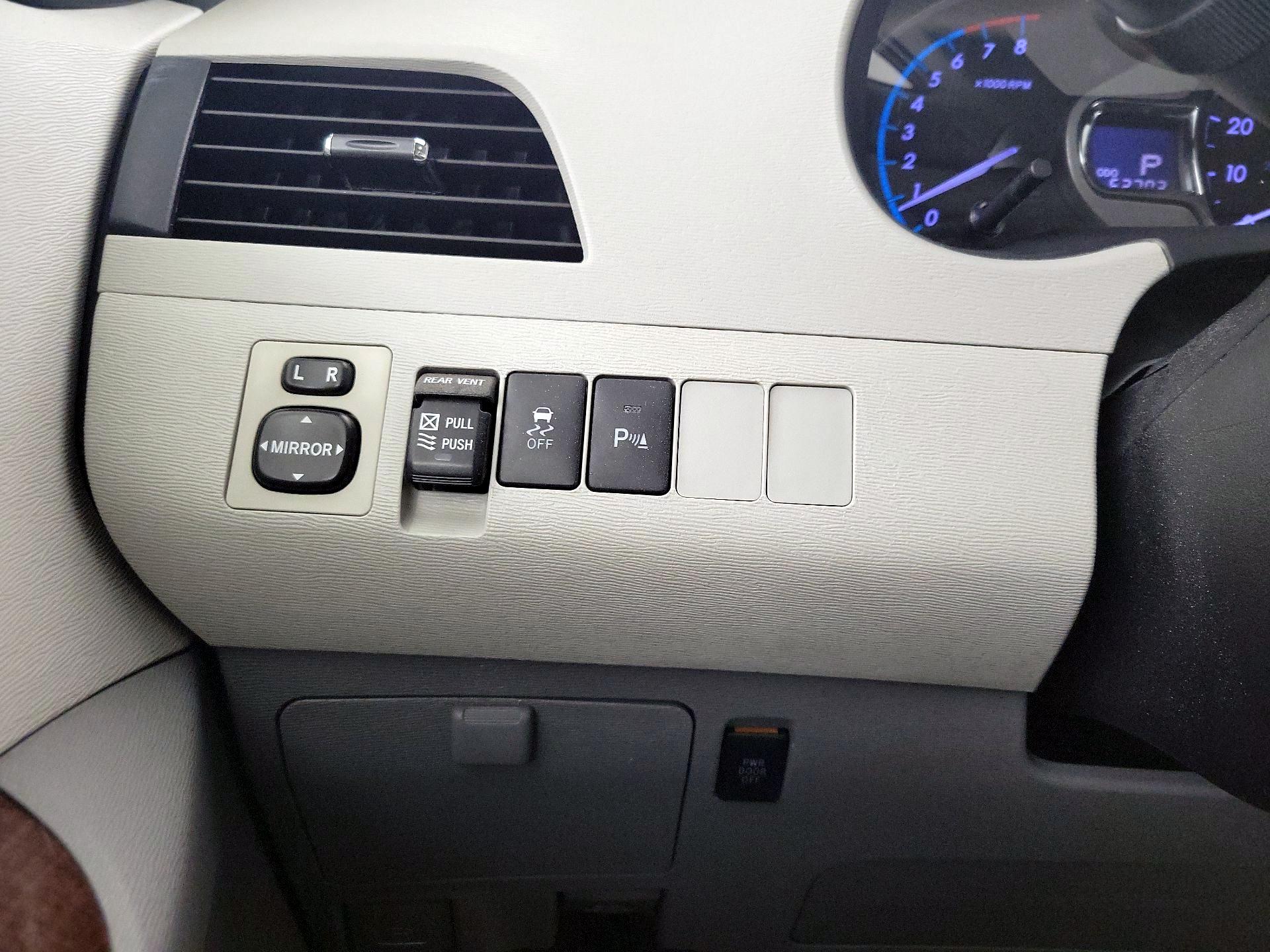 Thumbnail: 2014 Toyota Sienna - 13