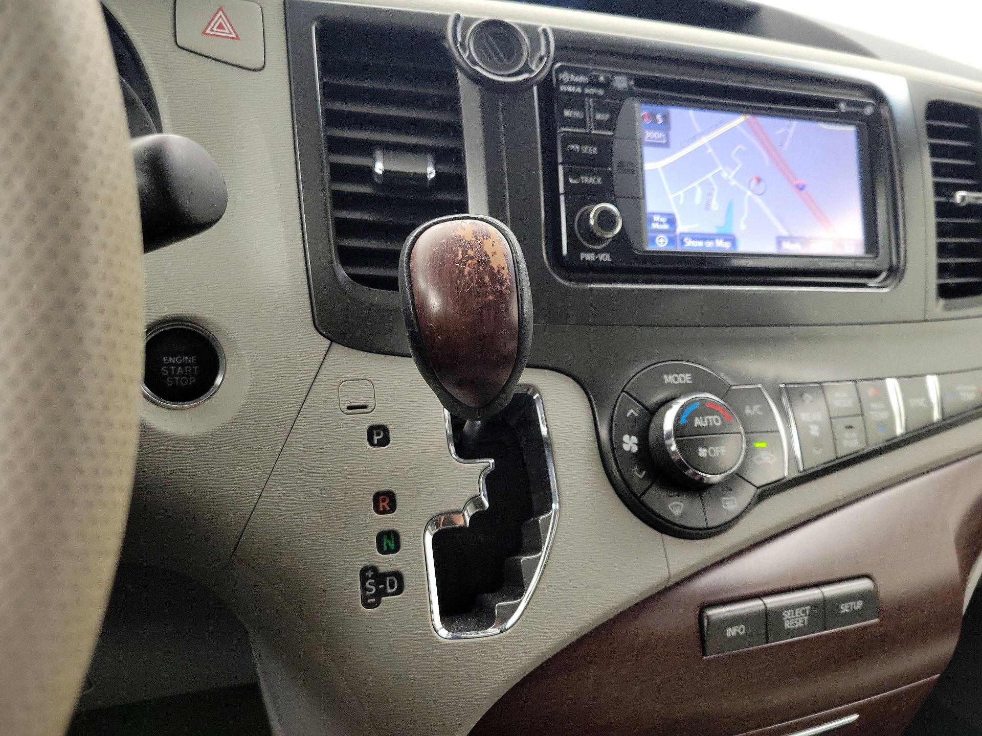 Thumbnail: 2014 Toyota Sienna - 18