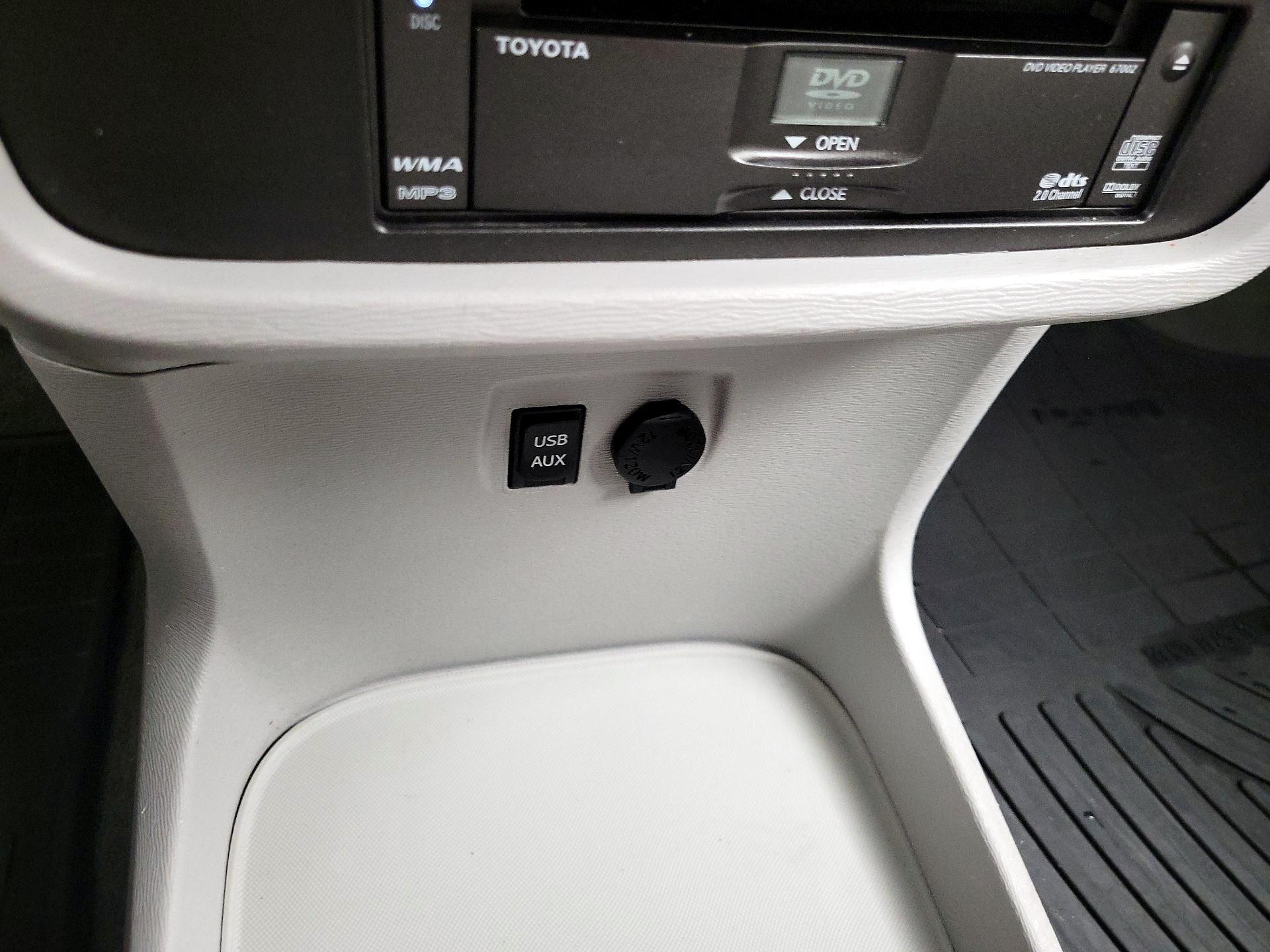 Thumbnail: 2014 Toyota Sienna - 19