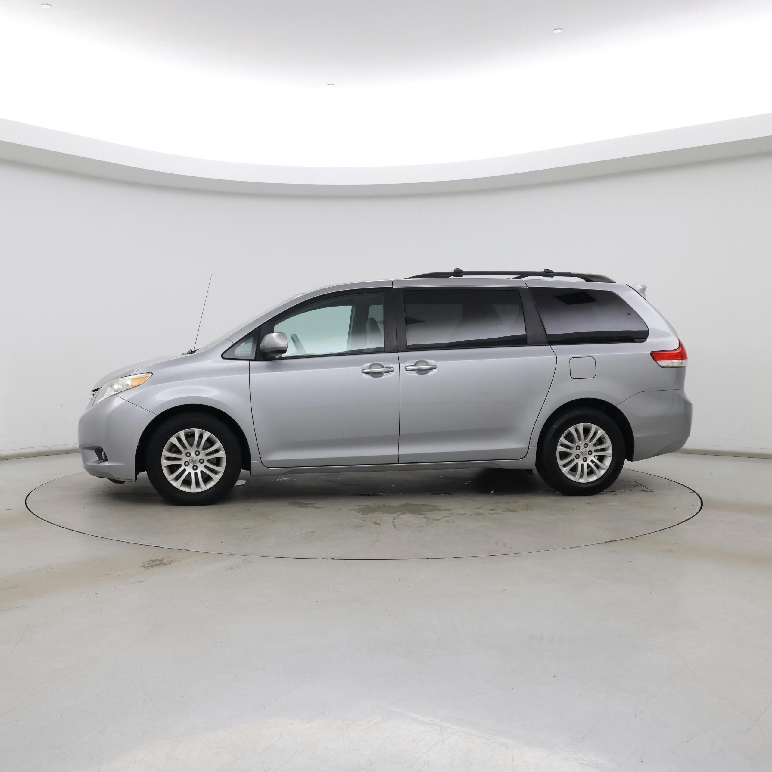 Thumbnail: 2014 Toyota Sienna - 3