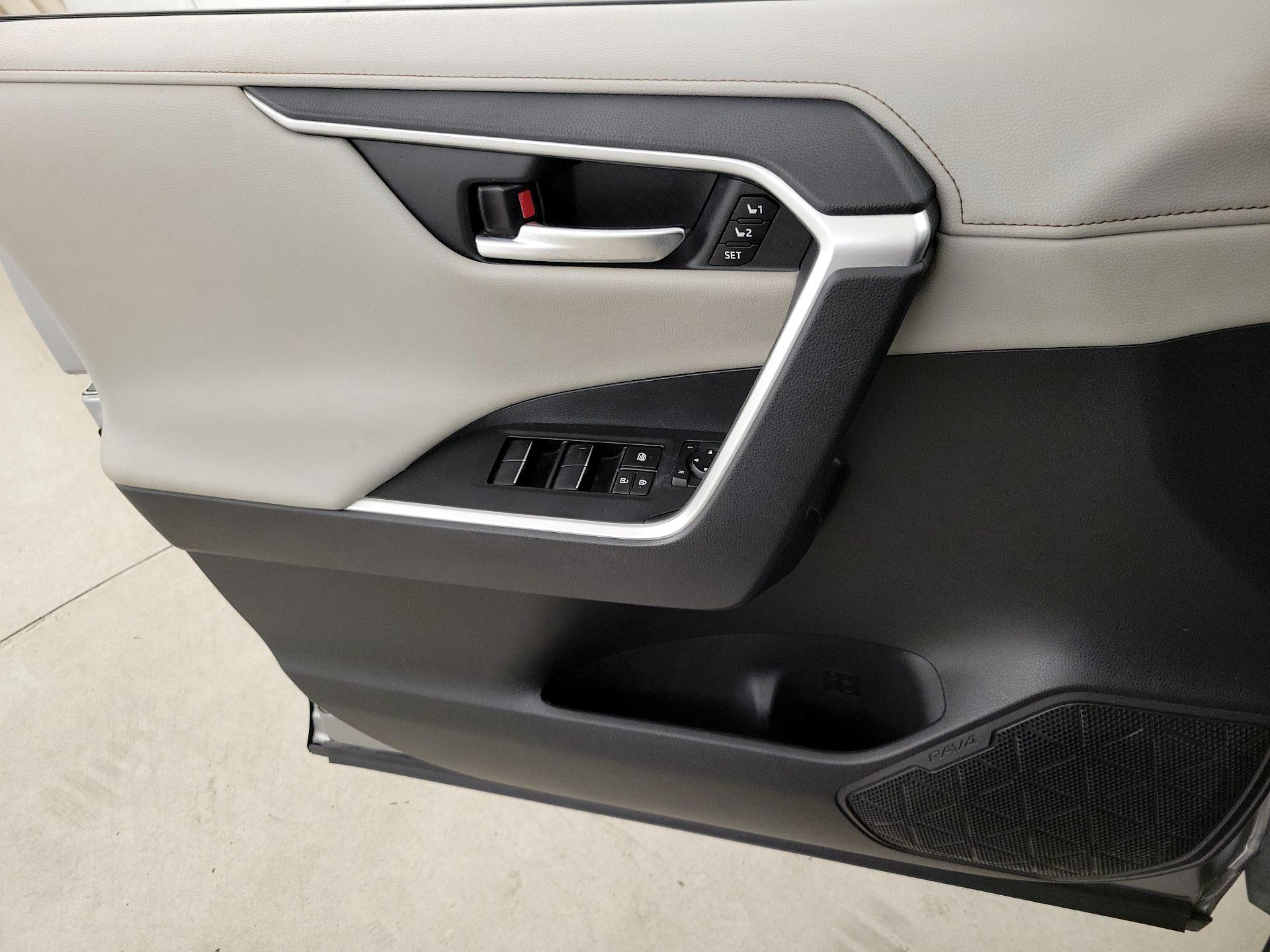 Thumbnail: 2020 Toyota RAV4 - 12