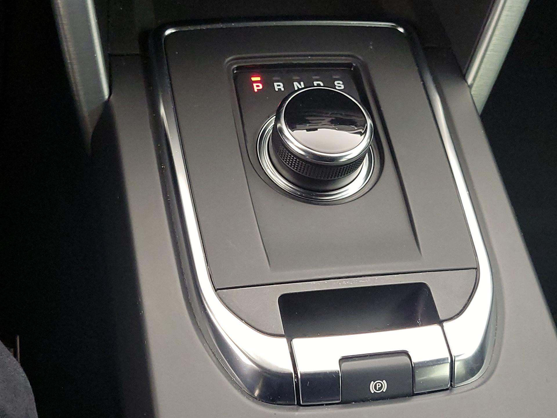 Thumbnail: 2019 Land Rover Discovery Sport - 18