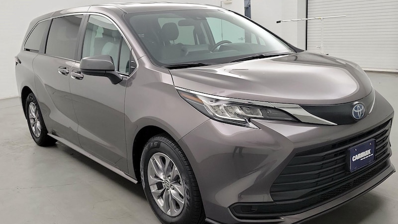 2023 Toyota Sienna LE Hero Image