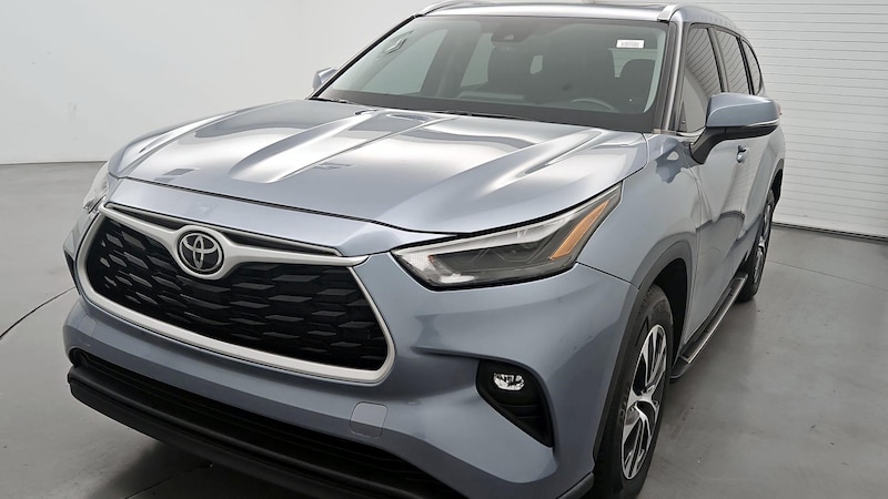 2022 Toyota Highlander XLE Hero Image