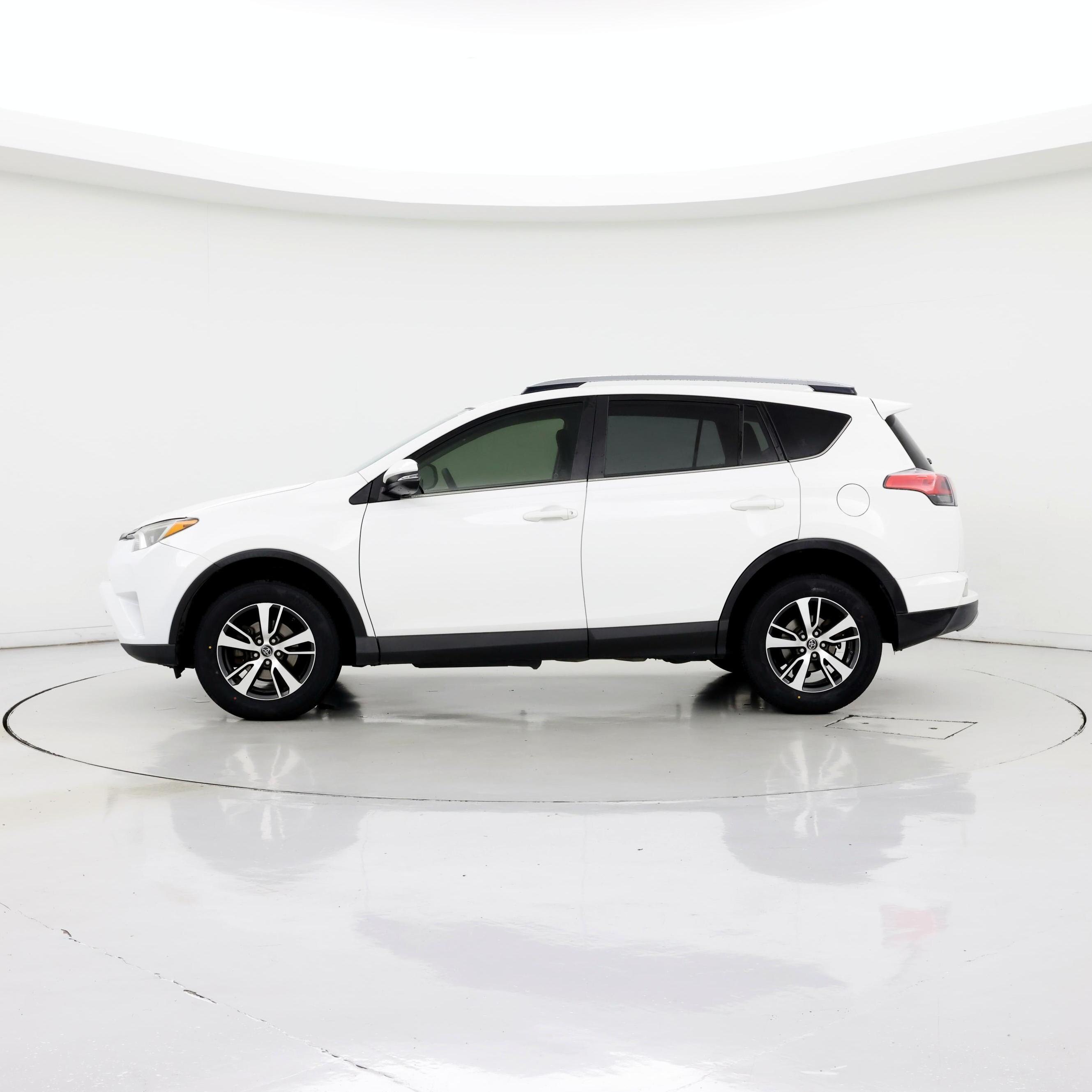Thumbnail: 2018 Toyota RAV4 - 3