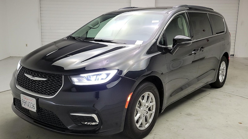 2022 Chrysler Pacifica Touring L Hero Image