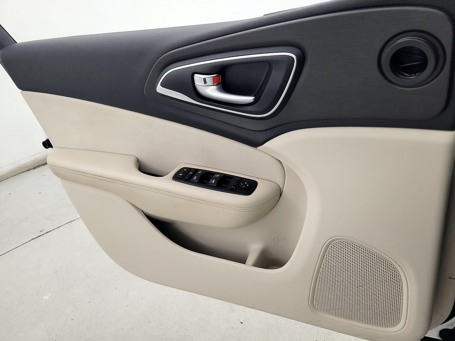 Thumbnail: 2015 Chrysler 200 - 12