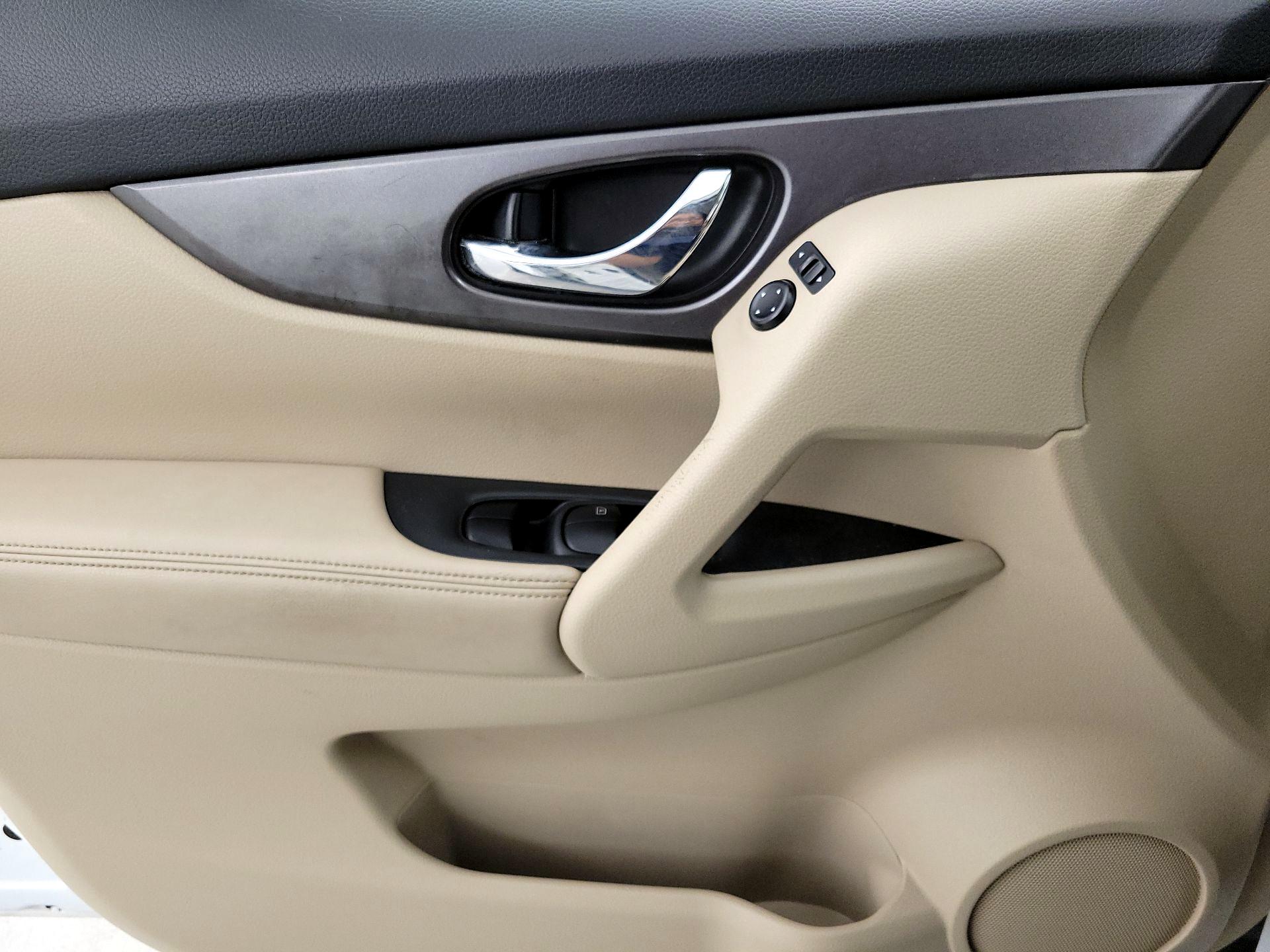 Thumbnail: 2016 Nissan Rogue - 12