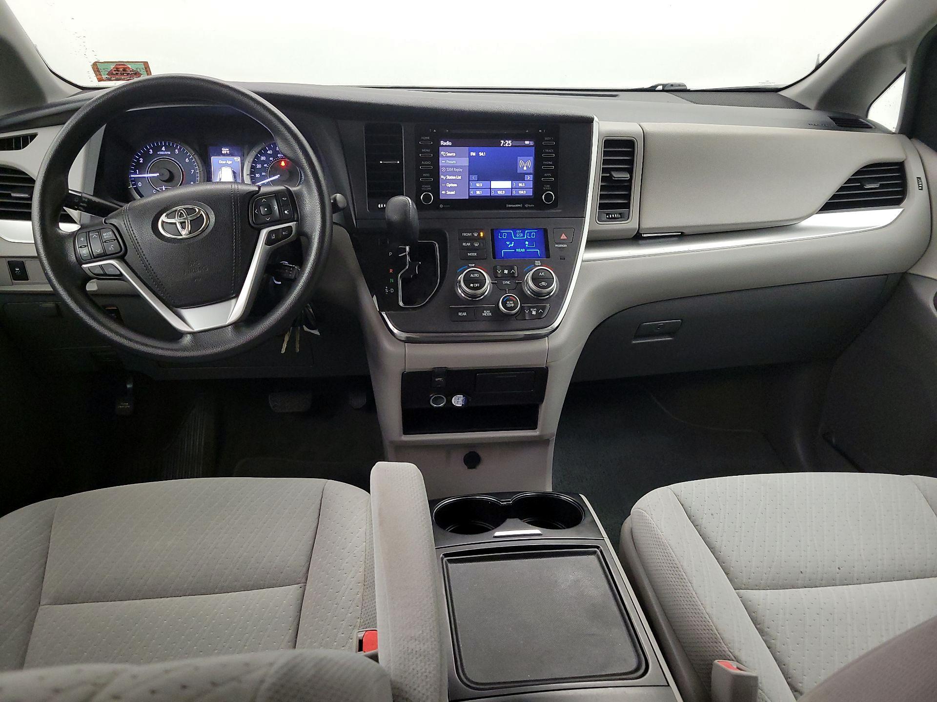 Thumbnail: 2018 Toyota Sienna - 9