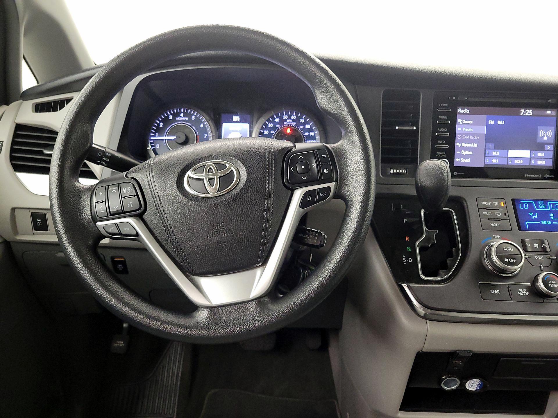 Thumbnail: 2018 Toyota Sienna - 10