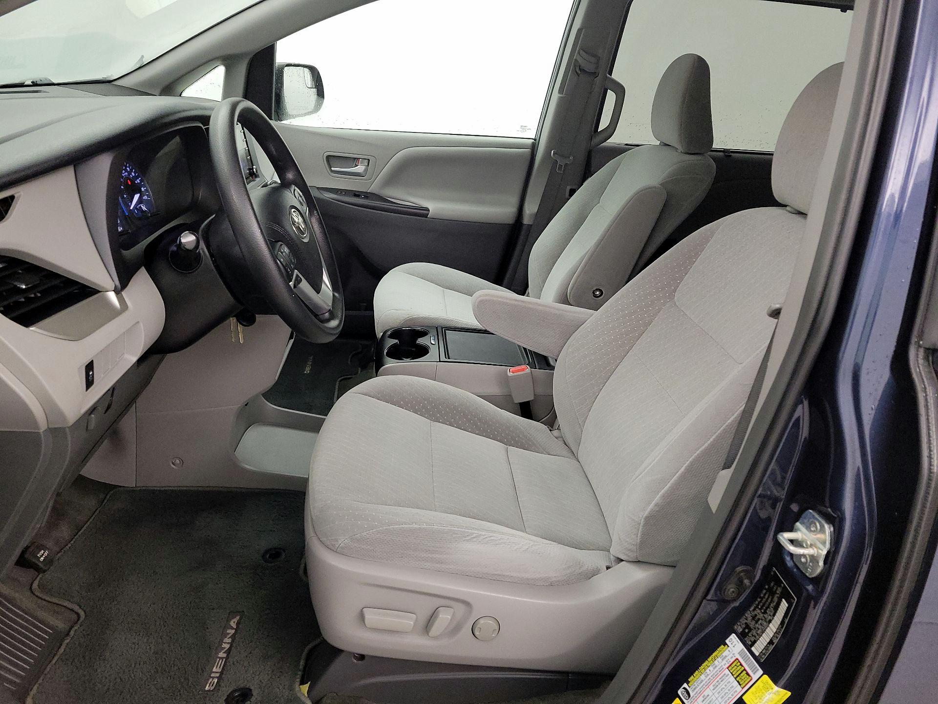 Thumbnail: 2018 Toyota Sienna - 11