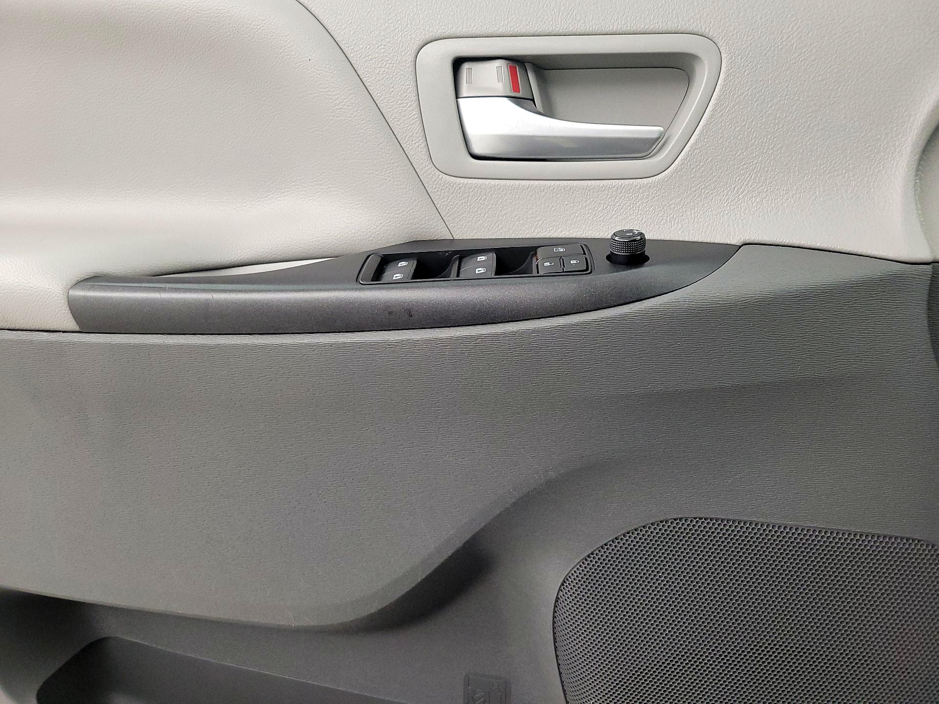 Thumbnail: 2018 Toyota Sienna - 12