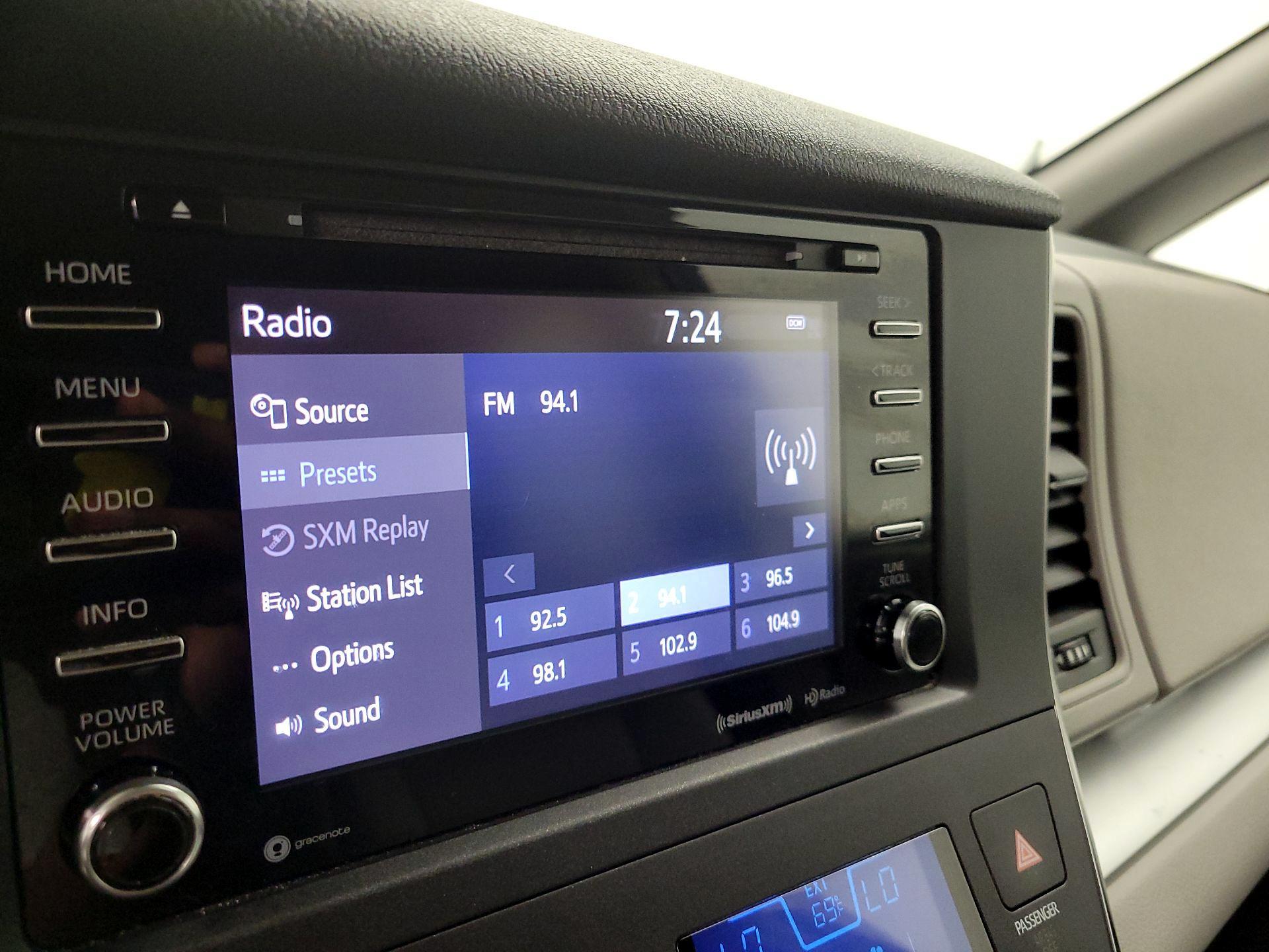 Thumbnail: 2018 Toyota Sienna - 15