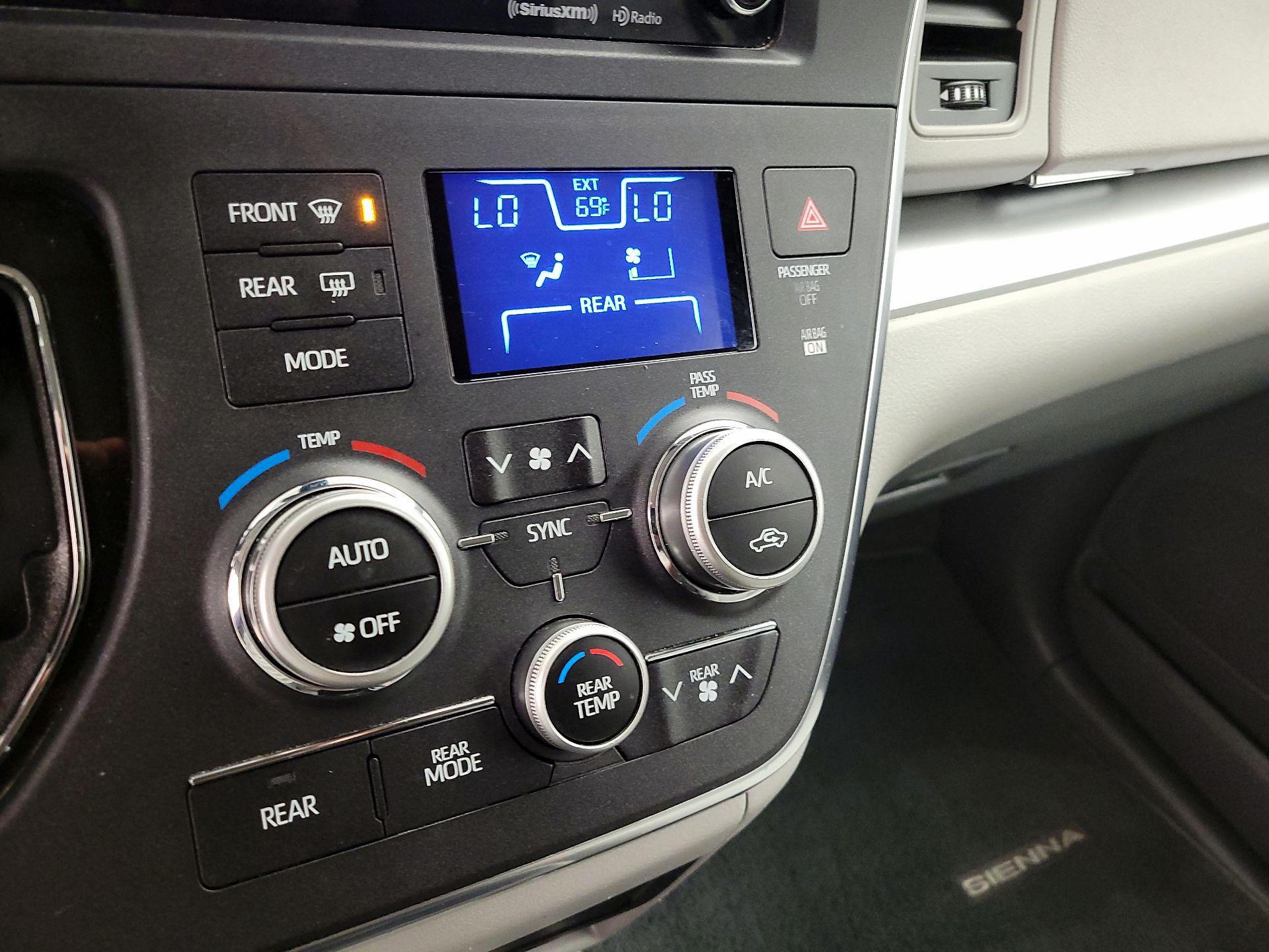 Thumbnail: 2018 Toyota Sienna - 16