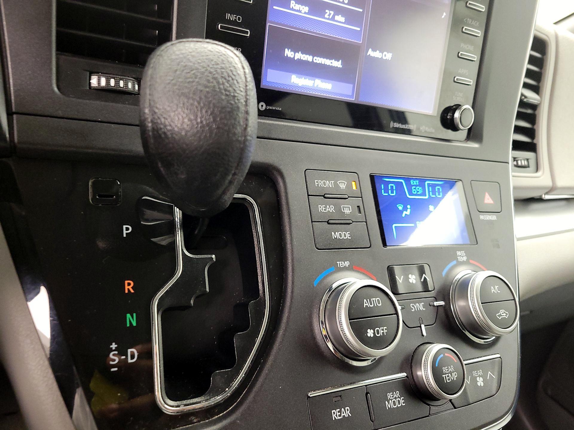 Thumbnail: 2018 Toyota Sienna - 17