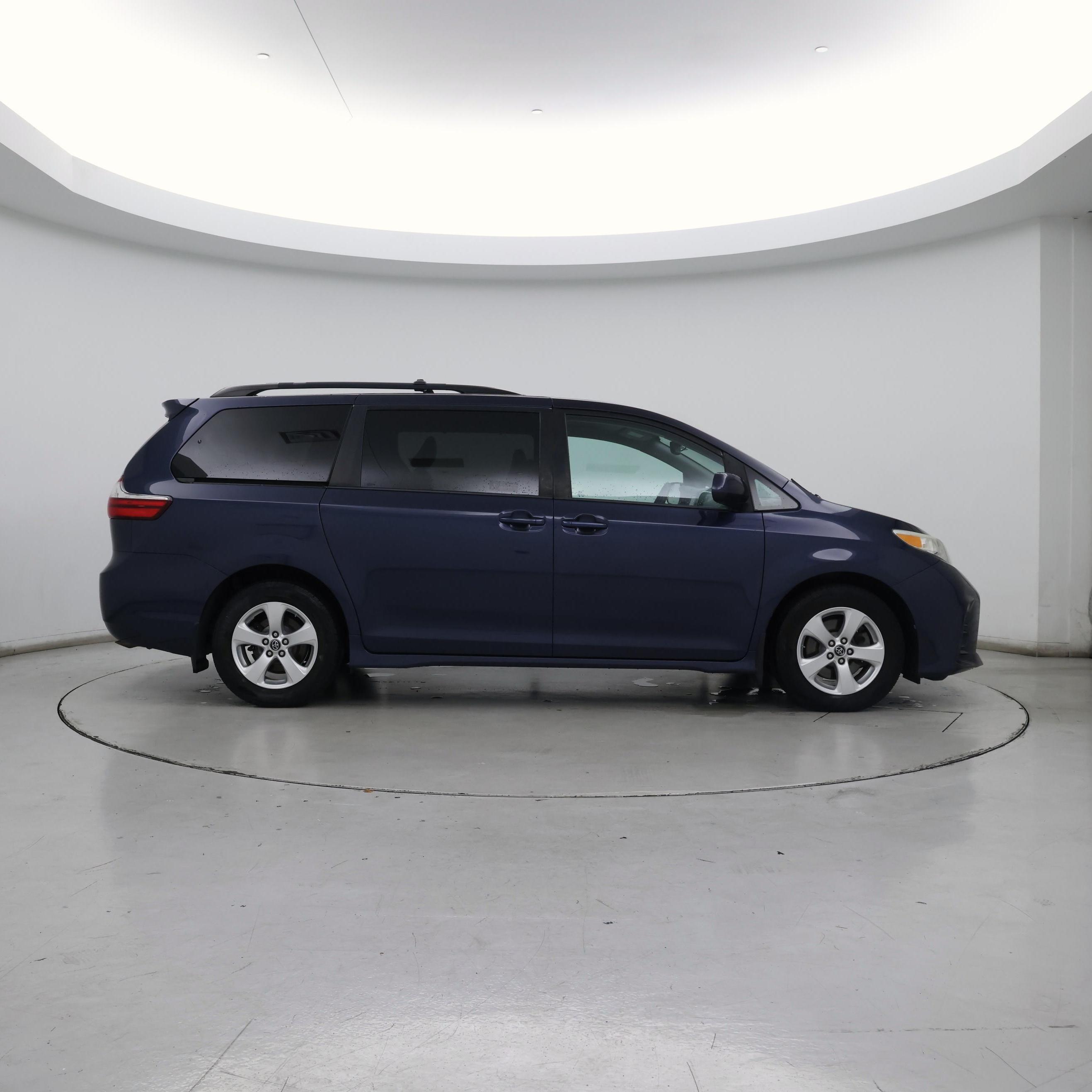 Thumbnail: 2018 Toyota Sienna - 7