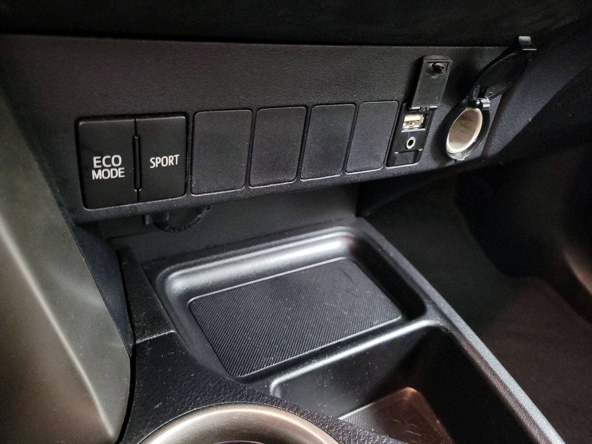 Thumbnail: 2015 Toyota RAV4 - 18