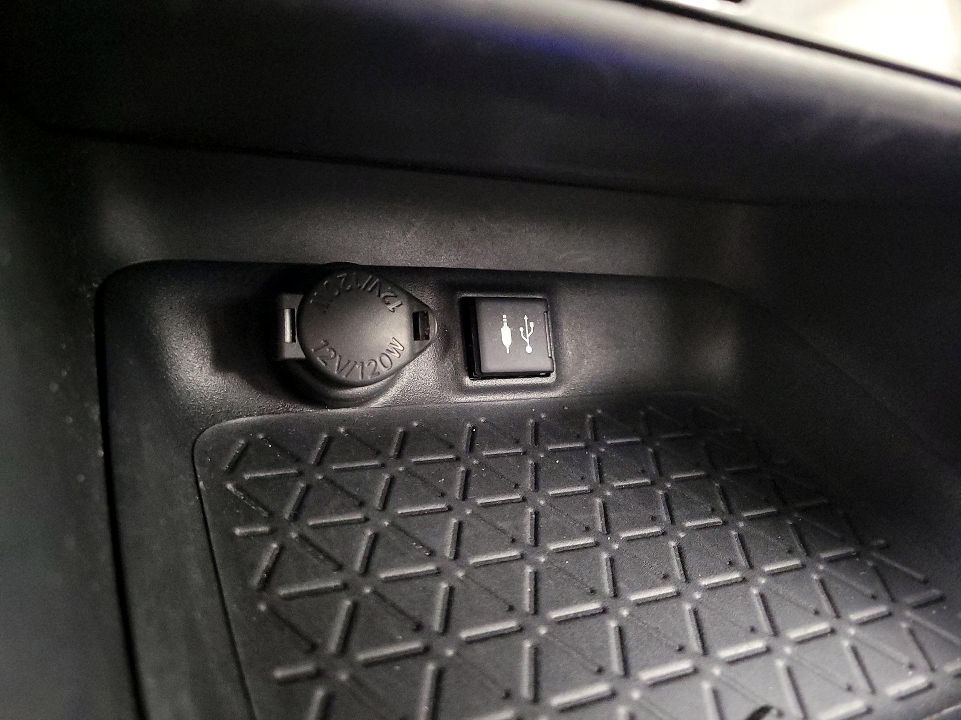 Thumbnail: 2019 Toyota RAV4 - 18