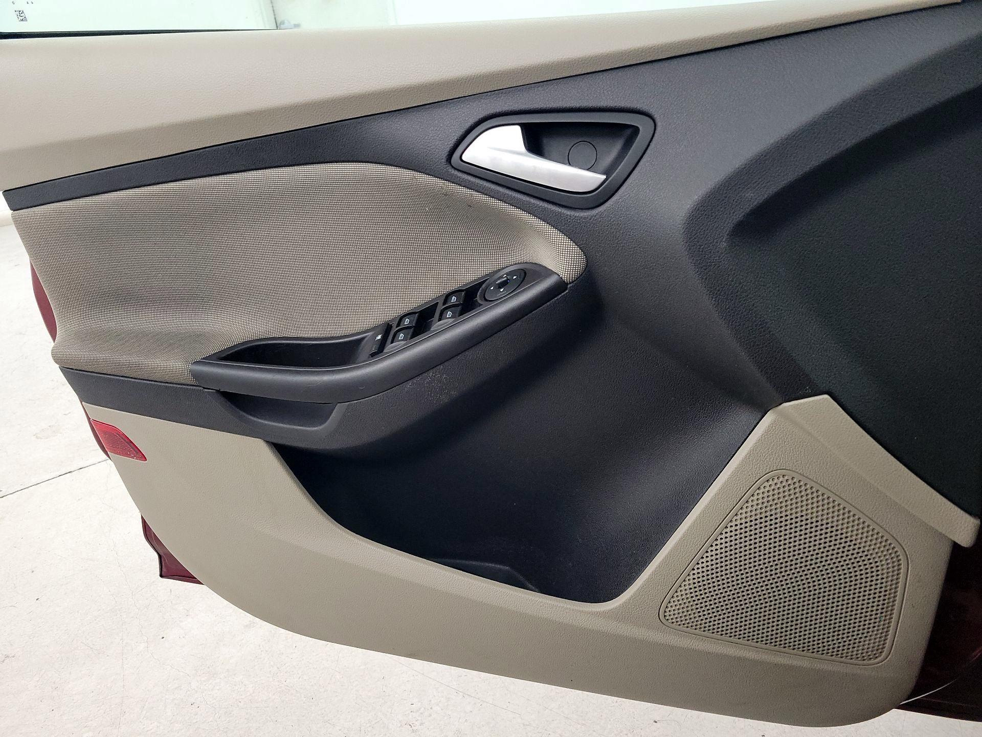 Thumbnail: 2014 Ford Focus - 12