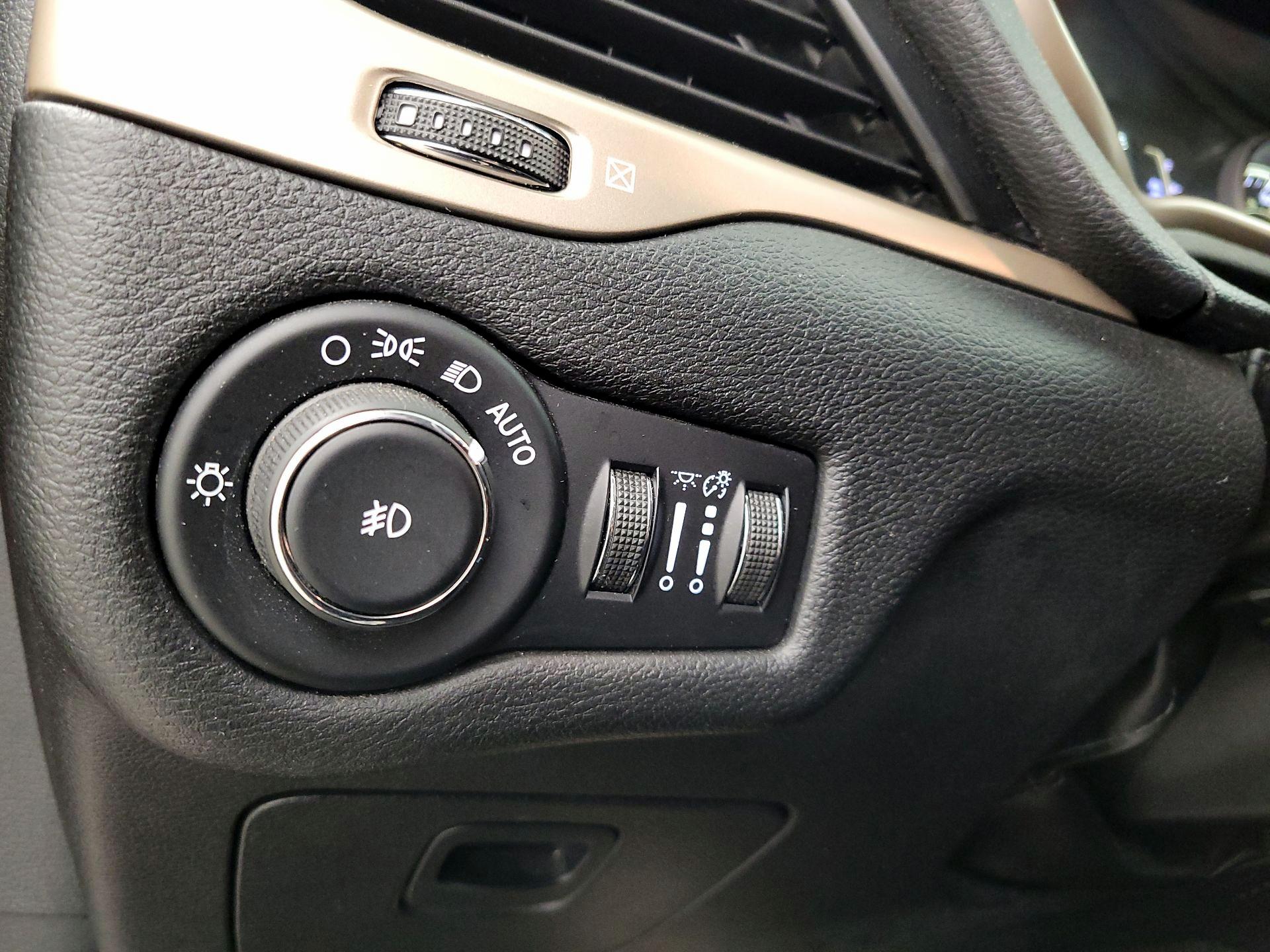 Thumbnail: 2017 Jeep Cherokee - 13