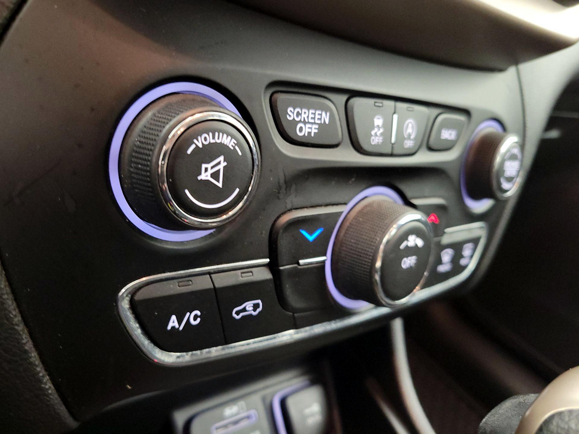 Thumbnail: 2017 Jeep Cherokee - 16