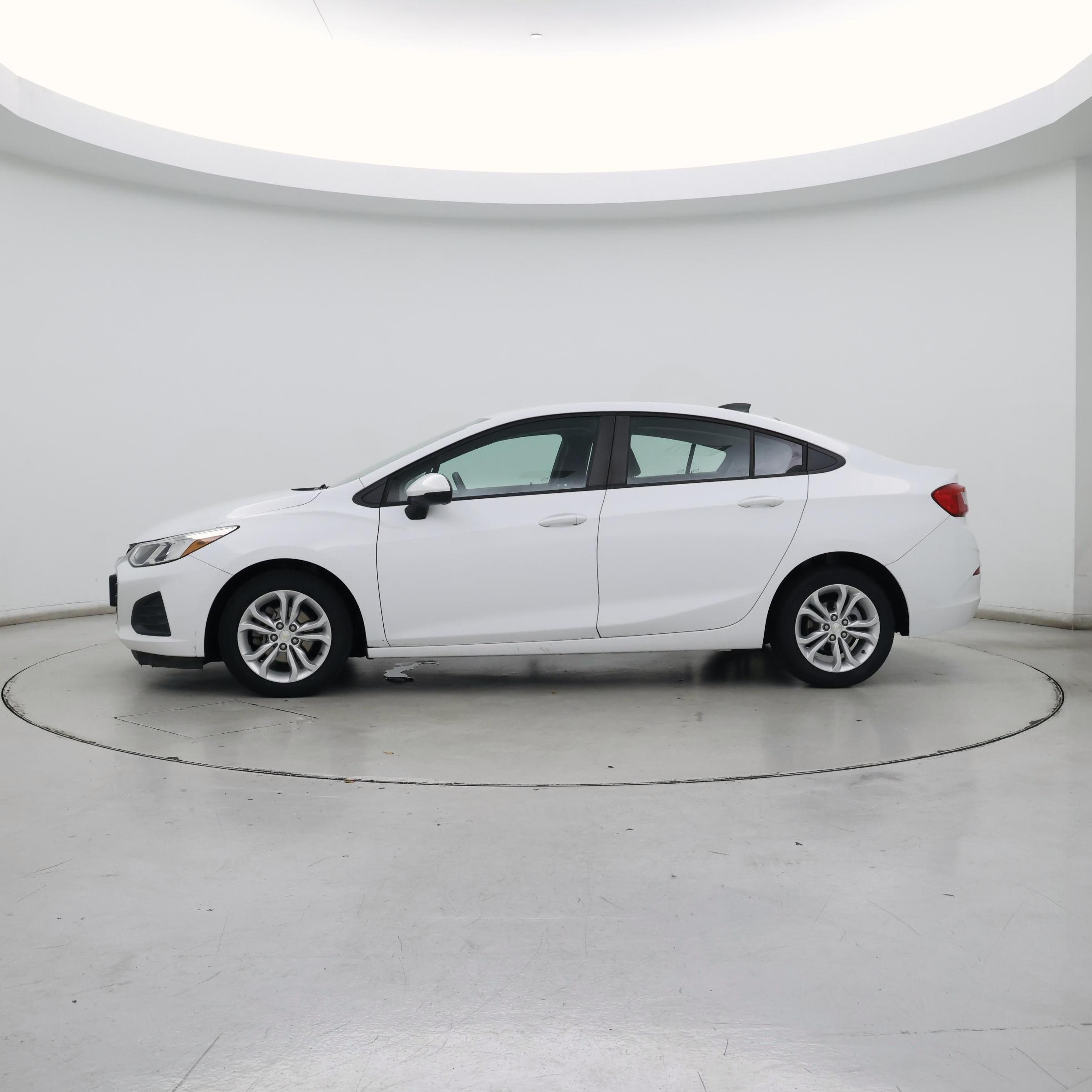 Thumbnail: 2019 Chevrolet Cruze - 3