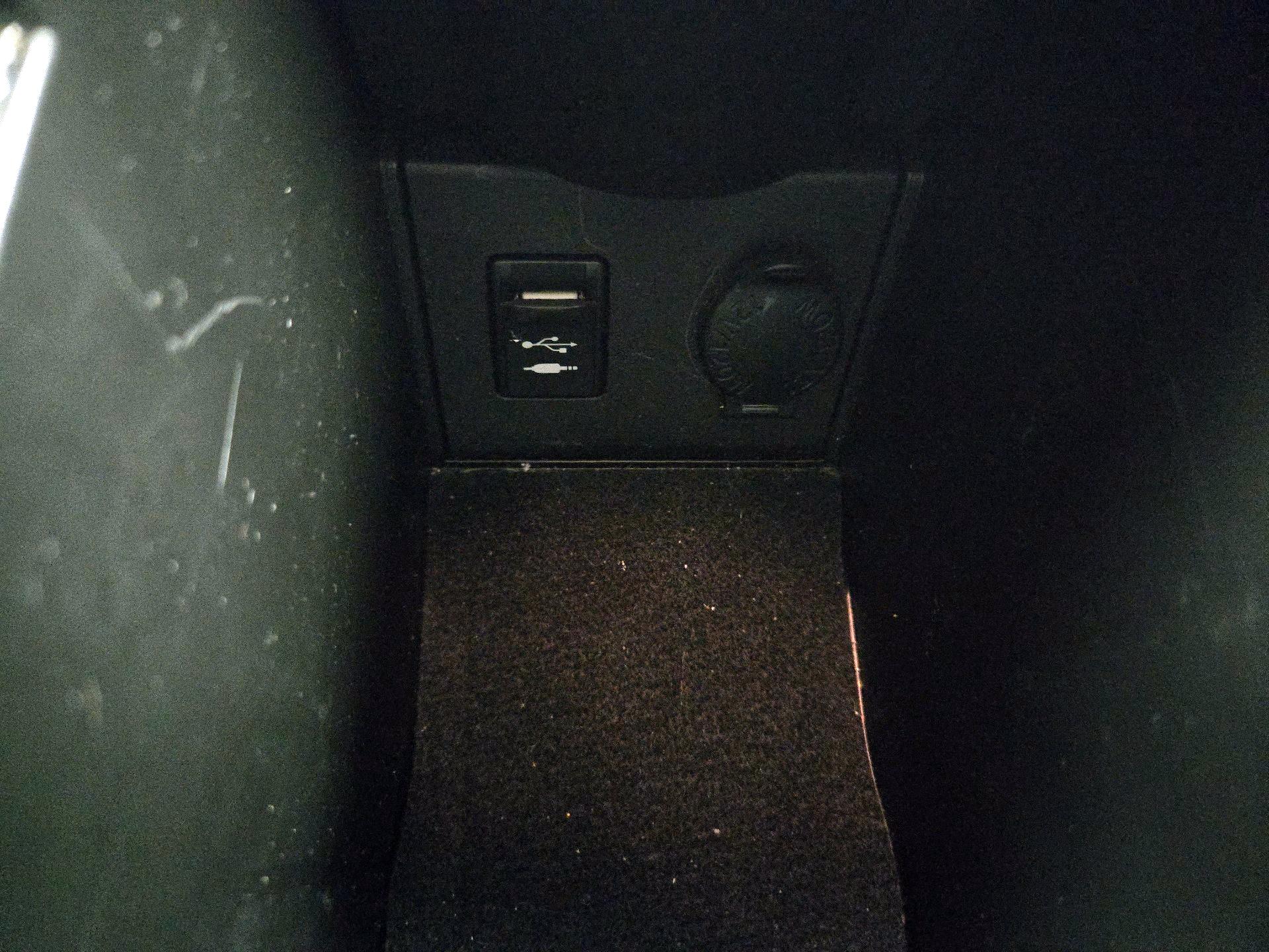 Thumbnail: 2015 Toyota Prius - 18