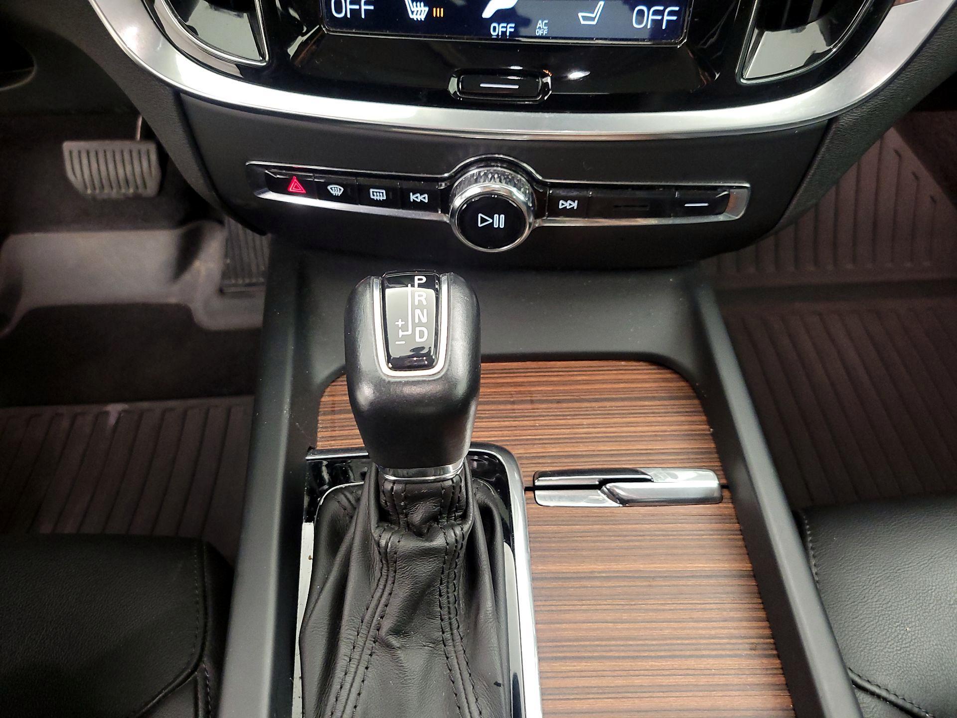 Thumbnail: 2019 Volvo S60 - 18