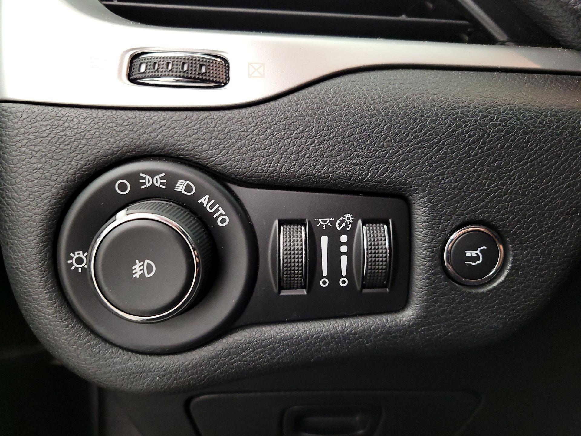 Thumbnail: 2015 Jeep Cherokee - 13