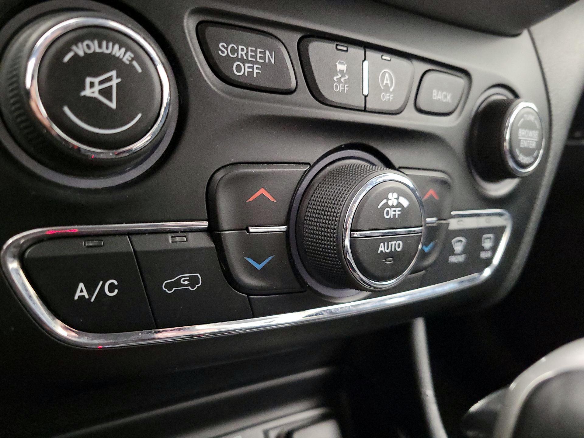 Thumbnail: 2015 Jeep Cherokee - 17