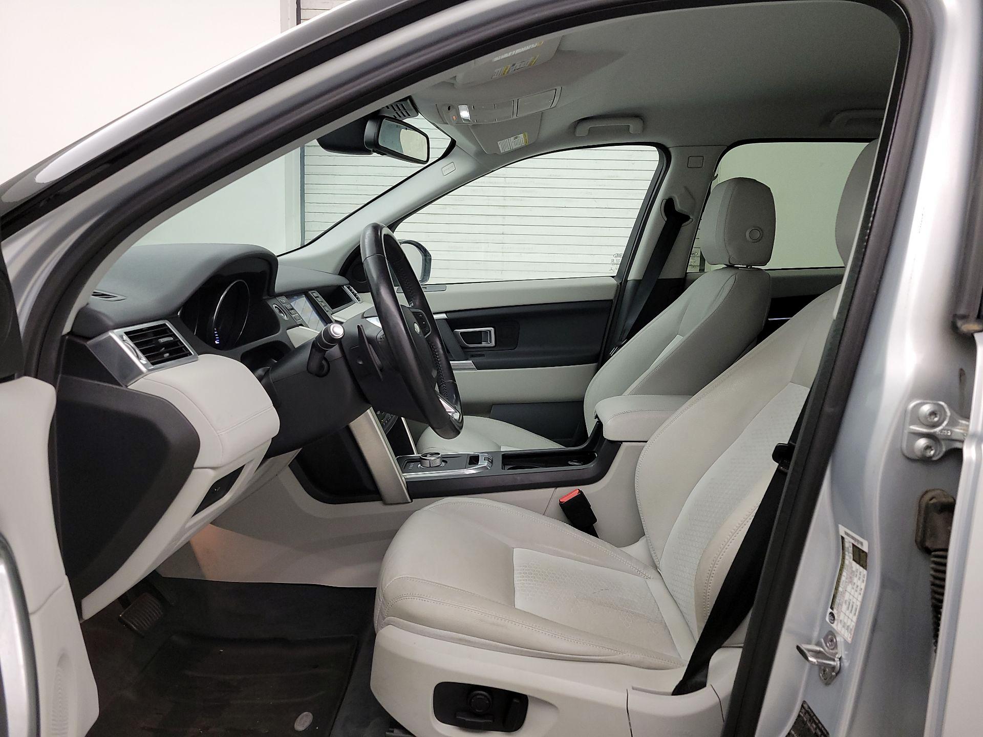 Thumbnail: 2016 Land Rover Discovery Sport - 11