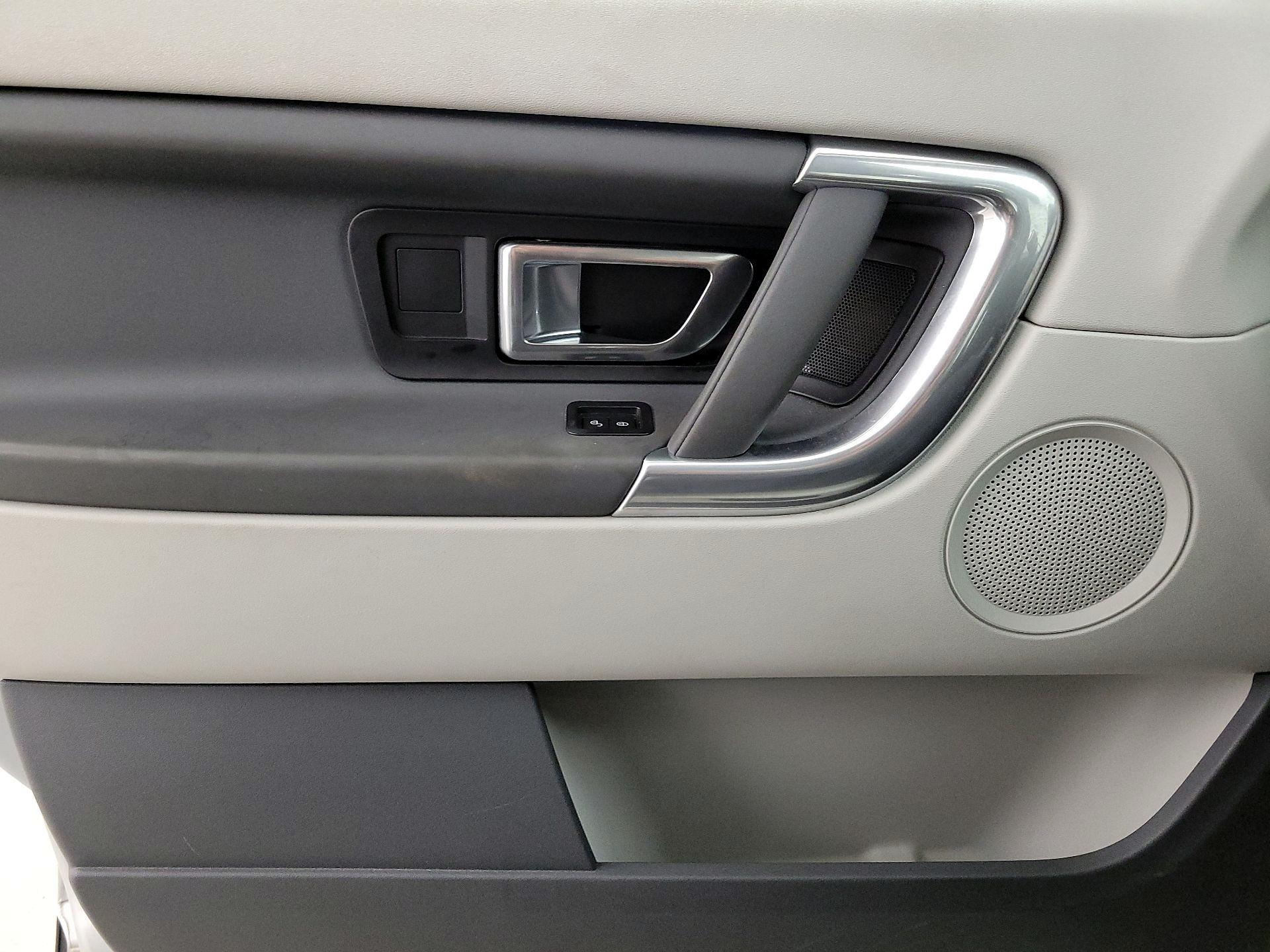Thumbnail: 2016 Land Rover Discovery Sport - 12