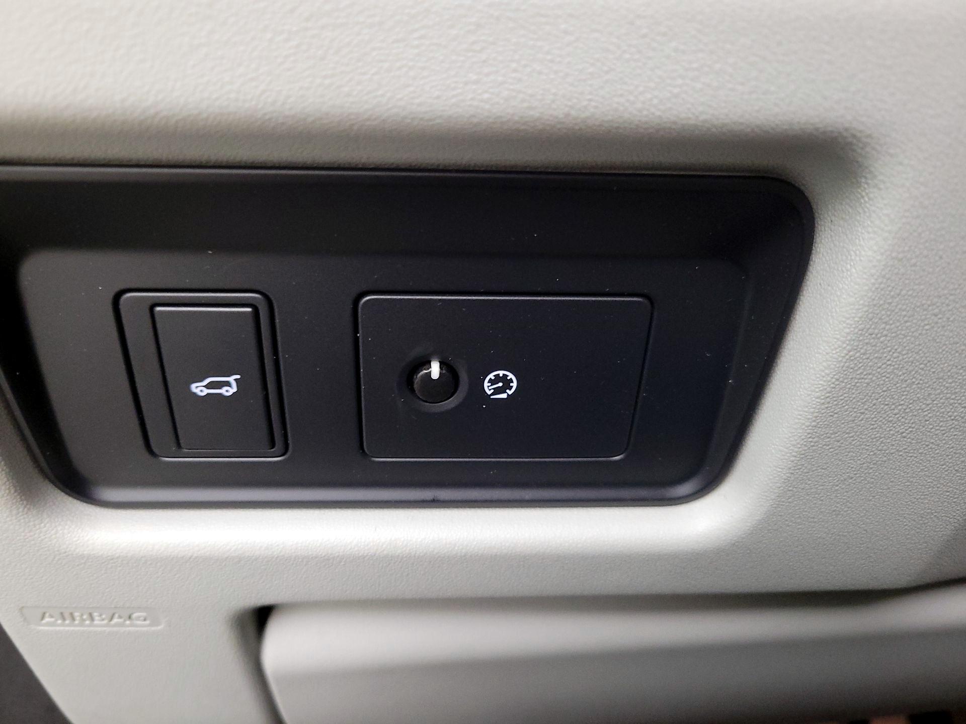 Thumbnail: 2016 Land Rover Discovery Sport - 13