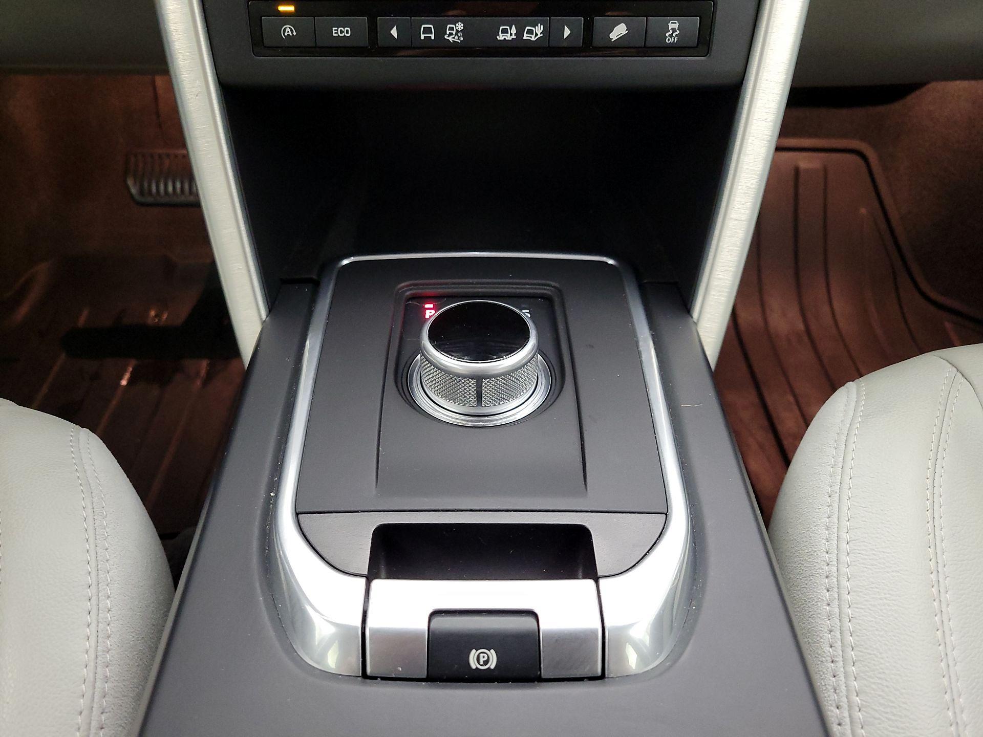 Thumbnail: 2016 Land Rover Discovery Sport - 17